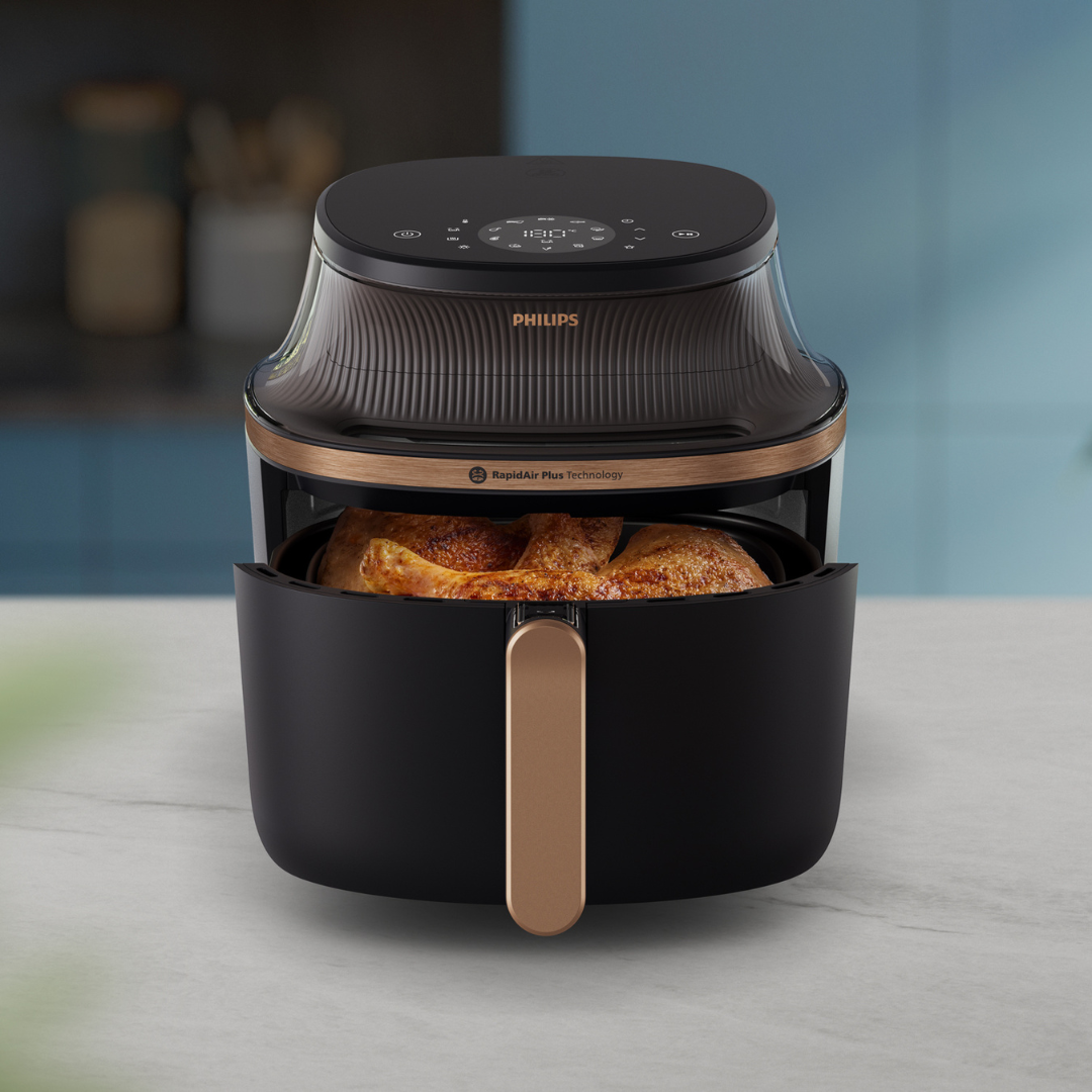 Philips Airfryer Serie 3000 NA342/00 (7,2 L, 2000W, 16 programas)
Disfruta de comidas caseras más rápidas y saludables con la tecnología RapidAir Plus, que cocina de forma uniforme y hasta un 50 % más rápido, ahorrando energía. Su gran capacidad de 7,2 L permite preparar platos para toda la familia. Incluye pantalla táctil con 16 modos, ventana transparente para controlar la cocción y piezas desmontables aptas para lavavajillas.
Elegante diseño en negro y dorado.