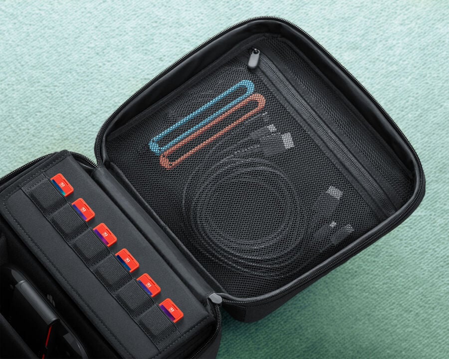 NINTENDO SWITCH 2 CARRYING CASE TODO-EN-UNO MALETIN PARA GUARDAR Y TRANSPORTAR SWITCH2 Y TODOS SUS ACCESORIOS Y JUEGOS
Maletín oficial de Nintendo para guardar y transportar todo el contenido de la caja de la consola Nintendo Switch 2 ademas de juegos.
En este maletín forrado y acolchado para mayor proteccion, pudes guardar y tansportar con seguridad tanto la propia consola Switch 2 como todos sus accesorios: joy-con, dock, cables, etc. y hasta un mando pro y 6 tarjetas de juego.
