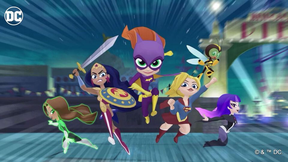 Este juego, basado en la exitosa serie de animaci&oacute;n de Cartoon Network, permite a los jugadores encarnar versiones adolescentes de superhero&iacute;nas cl&aacute;sicas de DC como Batgirl, Supergirl y Wonder Woman. &iquest;Su objetivo? Sobrevivir al instituto &iexcl;mientras intentan salvar la ciudad del peligro! Cada hero&iacute;na tiene habilidades propias que, entre otras cosas, les permiten volar o usar todo tipo de artilugios mientras combaten. Cuando no toque impartir justicia, los jugadores pueden explorar Metropolis, sacarse selfis por todos los rincones para publicarlas en su cuenta de Superstapost o reconstruir una parte de la ciudad en malas condiciones.