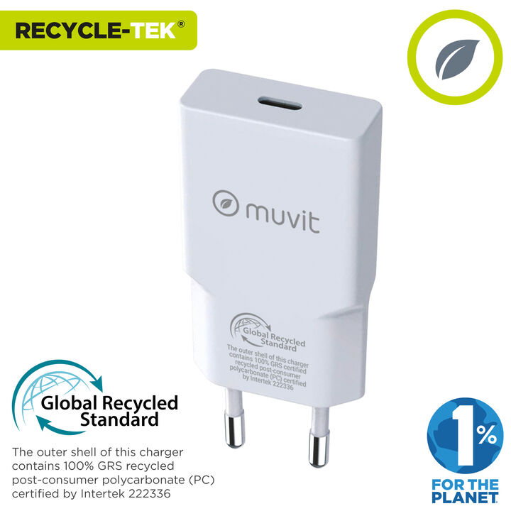 En casa, la oficina o donde lo quieras conectar, carga tus dispositivos y contribuye a cuidar el planeta! 

El auge del desarrollo global sostenible y de la econom&iacute;a circular, ha dado lugar a un inter&eacute;s creciente por parte de marcas, compradores y distribuidores de hacer un uso responsable de los recursos renovables. 

Nuestro cargador de pared con clavija europea de un elegante dise&ntilde;o m&aacute;s fino est&aacute; fabricado con material PC 100% reciclado (certificado GRS)&nbsp; y 100% reciclable&nbsp; al final de su vida &uacute;til. Dispone de 1&nbsp; puerto USB-Tipo C 30W de potencia carga r&aacute;pida, en color blanco (cable no incluido).&nbsp; 

En muvit for change nos comprometemos a donar el 1% de los ingresos para el planeta*.&nbsp;