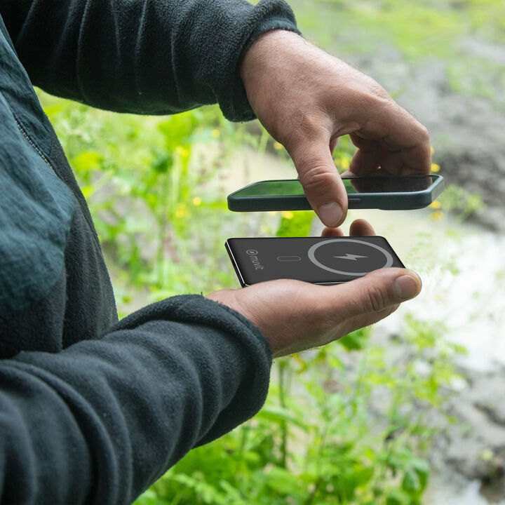 muvit for change: Energ&iacute;a MagSafe y sostenibilidad en tu bolsillo. Lleva contigo la muvit for change Emergency Battery, una bater&iacute;a externa ultra compacta de 5000mAh dise&ntilde;ada en aluminio premium. Disfruta de la comodidad de la carga inal&aacute;mbrica MagSafe de 15W o utiliza su puerto USB-C PD de 20W para una carga r&aacute;pida por cable. Un accesorio eco-responsable, fabricado con materiales reciclados y dise&ntilde;ado para acompa&ntilde;arte incluso en tus viajes en avi&oacute;n.