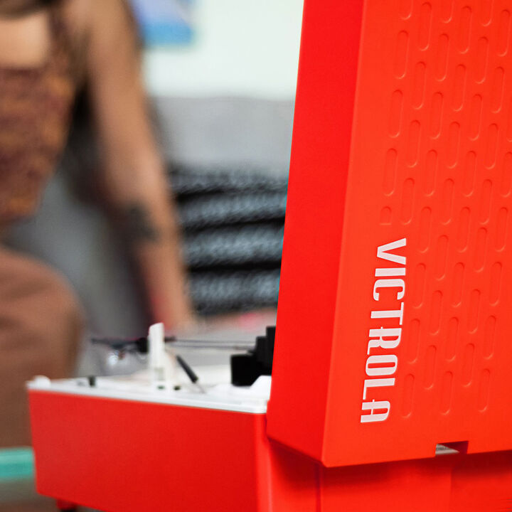 Tocadiscos de maleta reinventado
En Victrola, nuestra misi&oacute;n es crear recuerdos musicales para toda la vida. Como amantes del vinilo, nos esforzamos por innovar y desarrollar productos que se puedan disfrutar en los a&ntilde;os venideros.
El Re-Spin es el cl&aacute;sico tocadiscos de "maleta" reinventado para los fans del vinilo de hoy en d&iacute;a. Fabricado con un 25% de pl&aacute;stico reciclado y con un altavoz Bluetooth integrado y una carcasa de radiador de graves, el Re-Spin es el tocadiscos con mejor sonido de su clase, con 3 veces los graves de un tocadiscos de maleta est&aacute;ndar.

Sostenible
Fabricado con pl&aacute;stico reciclado y envases 100% reciclables

Vers&aacute;til
La tapa extra&iacute;ble funciona como soporte de vinilo para hasta 5 discos

Innovador
Transmita msica desde su dispositivo inteligente a los altavoces internos a trav&eacute;s de Bluetooth