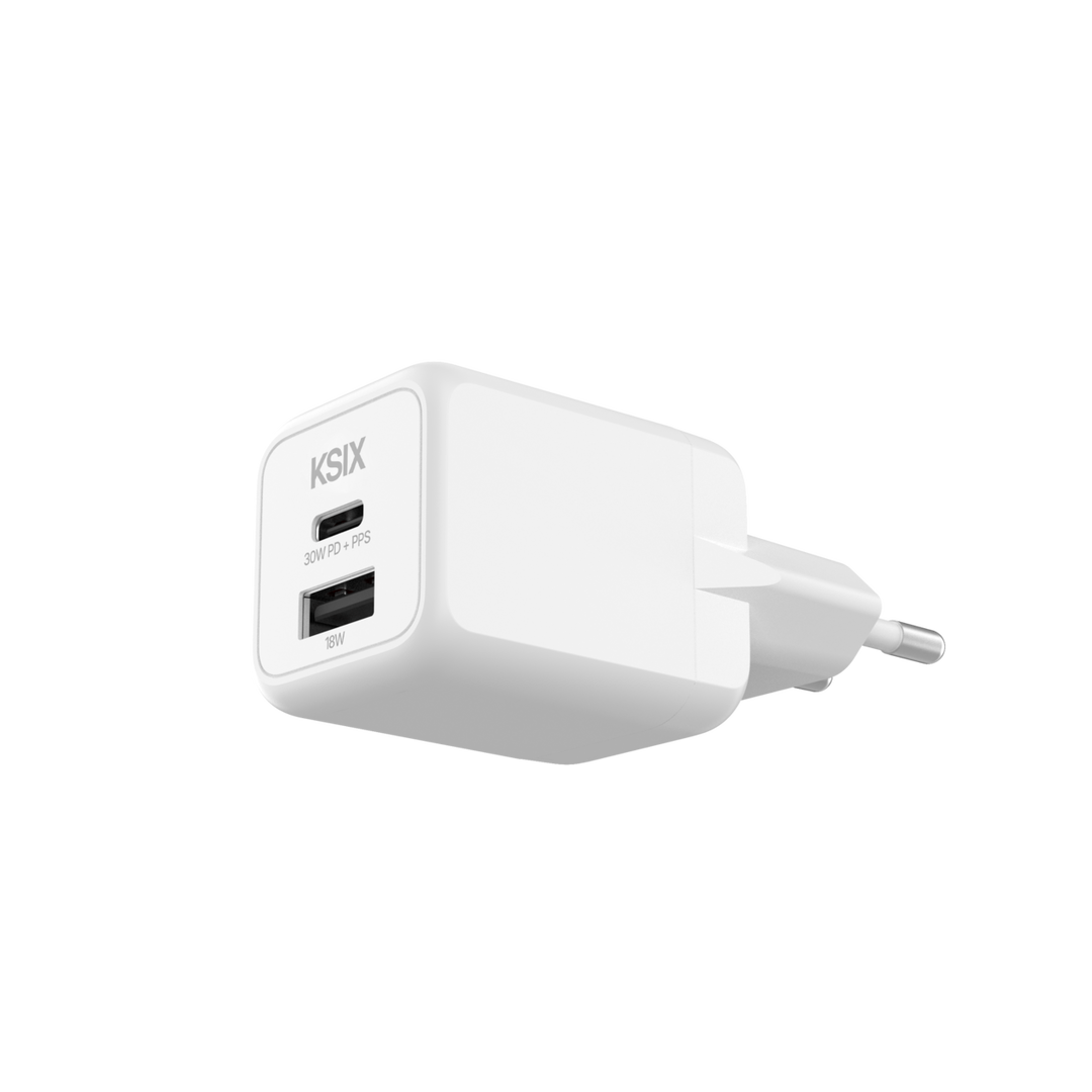 M&aacute;s potencia, m&aacute;s velocidad y m&aacute;s eficiencia en un cargador compacto y sostenible. El cargador de red KSIX de 30W te ofrece una carga ultrarr&aacute;pida, optimizada con Power Delivery 3.0 (PD), PPS y tecnolog&iacute;a GaN. Con dos puertos (USB-C y USB-A), podr&aacute;s cargar hasta dos dispositivos a la vez, ahorrando tiempo y energ&iacute;a sin comprometer la seguridad de la bater&iacute;a. Adem&aacute;s, su fabricaci&oacute;n con 80% de pl&aacute;stico reciclado y certificaci&oacute;n Global Recycled Standard (GRS) lo convierten en una opci&oacute;n respetuosa con el medioambiente.