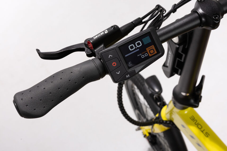 <p class="p3">Bicicleta el&eacute;ctrica urbana plegable equipada con un motor brushless de asistencia al pedaleo hasta 25km/h, con ruedas de <span class="s1">2</span>0"<span class="s2">.</span></p>
<p class="p5">Recomendada para un uso urbano e interurbano, de oc<span class="s3">i</span>o, de paseo, uso tur&iacute;stico y como medio de transporte.</p>
<p class="p7">Al ser plegable su uso diario permite transportarla con mayor facilidad y combinarla con transporte p&uacute;blico<span class="s4">: </span>l&iacute;neas de autobus urbano e interurbano, cercan&iacute;as, etc.</p>
<p class="p8">Dirigida a los m&aacute;s urbanitas, con sentido pr&aacute;ctico y preopaci&oacute;n por el medio ambiente y la salud.</p>
<p class="p8"></p>
<p class="p8"><strong>ESPECIFICACIONES T&Eacute;CNICAS:</strong></p>
<p class="p8"><strong>CUADRO</strong></p>
<p>Cuadro plegable y componentes construidos en aluminio ligero Al6061. Robustez m&aacute;xima y peso reducido. La bater&iacute;a queda oculta dentro del cuadro. Cierre de seguridad en la parte inferior para bloquear la apertura.</p>
<p><strong>MOTOR</strong></p>
<p>Brushless by Littium de 250W y 55Nm, la m&aacute;xima potencia permitida por la normativa europea EN15194 para bicicletas el&eacute;ctricas. Sin escobillas ni rozamiento. Sin calentamiento ni desgaste. Certificado estanqueidad IP63.</p>
<p><strong>BATER&Iacute;A</strong></p>
<p>Bater&iacute;a Samsung extra&iacute;ble de LI-ION de litio 36V de 10.4Ah hasta 70km de autonom&iacute;a y hasta 100km con bateria de 14Ah y una vida &uacute;til de entre 700 y 1.000 ciclos de carga.</p>
<p><strong>DISPLAY</strong></p>
<p>Pantalla TFT 2,2" full color.</p>
<p><strong>CARGADOR</strong></p>
<p>Carga ultrarr&aacute;pida en 4,5 horas</p>
<p><strong>RUEDAS</strong></p>
<p>Llantas reforzadas de 20&rdquo; y neum&aacute;ticos Kenda 20&rdquo; x 1.95 con banda reflectante.</p>
<p><strong>FRENOS</strong></p>
<p>Frenos hidr&aacute;ulicos ZOOM</p>
<p><strong>CAMBIO</strong></p>
<p>Shimano 7 velocidades REVO SHIFT con patilla Shimano altus + protector</p>
<p><strong>SUSPENSI&Oacute;N</strong></p>
<p>Amortiguador delantero ZOOM, absorbe las irregularidades del terreno.</p>
<p><strong>SILL&Iacute;N</strong></p>
<p>Ergon&oacute;mico Selle Royal unisex modelo Viento.</p>
<p><strong>EQUIPAMIENTO</strong></p>
<ul>
<li>Portabultos trasero MIK de aluminio.</li>
<li>Incorpora guardabarros, luces LED y timbre.</li>
<li>Incluye candado seguridad nivel 8 y cerradura antirrobo en la bater&iacute;a.</li>
<li>Cintas de velcro para la sujeci&oacute;n del cuadro y manillar plegado.</li>
<li>Pedales.</li>
<li>Multiherramienta.</li>
<li>Dos llaves seguridad bater&iacute;a.</li>
<li>Bolsita con manual + llavero + certificaci&oacute;n.</li>
</ul>
<p><strong>MEDIDAS Y PESO</strong></p>
<ul>
<li>Configurable para todo tipo de usuarios desde 1,50m a 2m</li>
<li>Tama&ntilde;o: 156cm x 64cm x 114cm</li>
<li>Tama&ntilde;o plegada: 91cm x 75cm x 38cm</li>
<li>Peso: 21kg</li>
</ul>
<p><strong>Servicio t&eacute;cnico propio con asistencia puerta a puerta.</strong></p>
<p class="p8"></p>