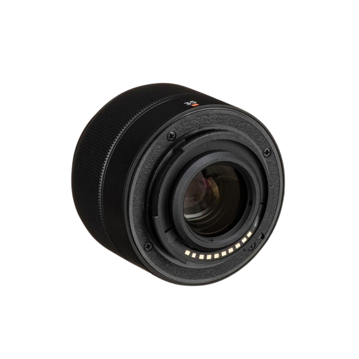 <p>Una lente elegante y liviana, la XC 35mm F2 R ofrece una distancia focal equivalente a 53 mm con un campo de visi&oacute;n natural y un dise&ntilde;o extremadamente port&aacute;til.</p>
<p>Incorpora dos elementos asf&eacute;ricos que reducen aberraciones esf&eacute;ricas y distorsiones, logrando una nitidez sobresaliente y una reproducci&oacute;n precisa.</p>
<p>Su sistema de enfoque autom&aacute;tico con motor paso a paso garantiza un enfoque r&aacute;pido, silencioso y preciso, mientras que su diafragma redondeado de nueve hojas produce un bokeh suave y agradable.</p>
<p>Su dise&ntilde;o compacto y ligero la convierte en una lente ideal para uso diario, ofreciendo gran calidad sin a&ntilde;adir peso innecesario al equipo.</p>
<p>Dise&ntilde;ada para c&aacute;maras sin espejo Fujifilm X-Mount con sensor APS-C, proporcionando una distancia focal equivalente a 53 mm.</p>
<p>La apertura m&aacute;xima F2 permite trabajar en condiciones de poca luz y ofrece mayor control sobre la profundidad de campo.</p>
<p>Su dise&ntilde;o de enfoque interno mantiene la longitud total de la lente durante el uso y mejora la velocidad de enfoque.</p>
<p>⭐ ESPECIFICACIONES T&Eacute;CNICAS:</p>
<ul>
<li>🔭 Distancia focal: 35 mm.</li>
<li>⚙️ Apertura m&aacute;xima: F2.</li>
<li>⚙️ Apertura m&iacute;nima: F16.</li>
<li>🔗 Montura: Fujifilm X.</li>
<li>🔗 Formato compatible: APS-C.</li>
<li>🔭 &Aacute;ngulo de visi&oacute;n: 44.2&ordm;.</li>
<li>📐 Distancia m&iacute;nima de enfoque: 35 cm.</li>
<li>🔭 Aumento m&aacute;ximo: 0.14x.</li>
<li>📐 Construcci&oacute;n &oacute;ptica: 9 elementos en 6 grupos.</li>
<li>⚙️ Diafragma de 9 hojas.</li>
<li>⚙️ Tipo de enfoque: Autofocus.</li>
<li>⚙️ Estabilizador de imagen: No.</li>
<li>📐 Tama&ntilde;o del filtro: 43 mm.</li>
<li>📐 Dimensiones: 58.4 &times; 46.5 mm.</li>
<li>⚖️ Peso: 130 g.</li>
</ul>