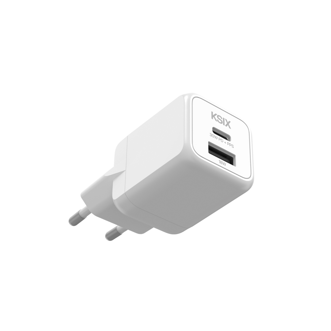 M&aacute;s potencia, m&aacute;s velocidad y m&aacute;s eficiencia en un cargador compacto y sostenible. El cargador de red KSIX de 30W te ofrece una carga ultrarr&aacute;pida, optimizada con Power Delivery 3.0 (PD), PPS y tecnolog&iacute;a GaN. Con dos puertos (USB-C y USB-A), podr&aacute;s cargar hasta dos dispositivos a la vez, ahorrando tiempo y energ&iacute;a sin comprometer la seguridad de la bater&iacute;a. Adem&aacute;s, su fabricaci&oacute;n con 80% de pl&aacute;stico reciclado y certificaci&oacute;n Global Recycled Standard (GRS) lo convierten en una opci&oacute;n respetuosa con el medioambiente.