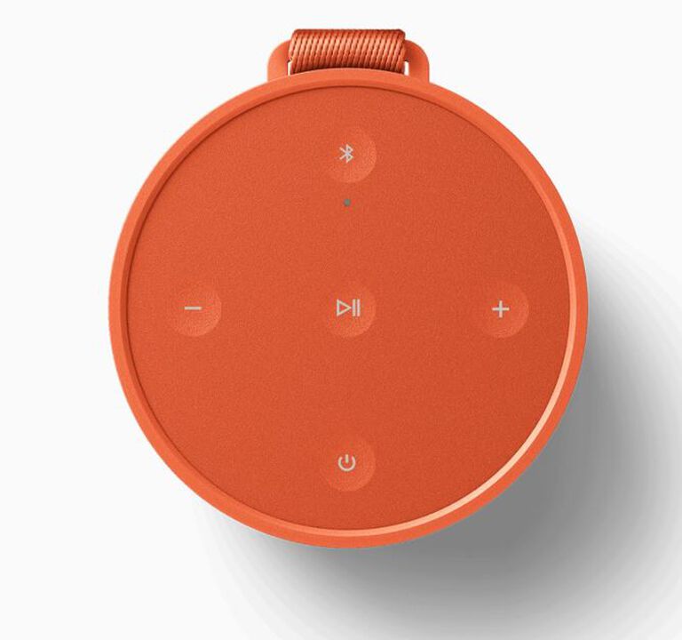 Beosound Explore &ndash; Altavoz Bluetooth para exteriores
Altavoz port&aacute;til dise&ntilde;ado para la aventura, con m&aacute;xima resistencia y gran versatilidad. Su carcasa de aluminio anodizado protege frente a golpes y ara&ntilde;azos, mientras que el mosquet&oacute;n integrado permite engancharlo f&aacute;cilmente a la mochila o al cintur&oacute;n. Fabricado en Dinamarca, combina dise&ntilde;o premium, durabilidad y sonido potente para acompa&ntilde;arte en cualquier lugar.