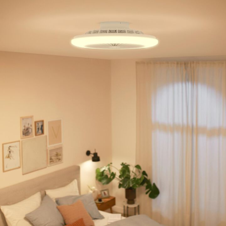 Ventilador plano con luz LED integrada. Configura el ambiente que desees desde la palma de tu mano con el mando a distancia. Controla fácilmente tus luces desde cualquier lugar. Combina una luz personalizable con una cómoda brisa con el ventilador de techo LED de Philips con 5 años de Garantía.

Aprovéchalo todo el año. Con modos de funcionamiento para verano e invierno, obtendrás los mejores ajustes para hacer circular el aire en su espacio durante todo el año. Disfruta de una brisa agradable. Lleve una suave brisa de a cualquier habitación de tu casa con la función Natural Breeze, que ofrece ajustes dinámicos de velocidad para el ventilador. El mando a distancia permite un controlar de forma sencilla todas las funciones del ventilador de techo y la luz. Enciende o apaga la luz o el ventilador, elige entre seis velocidades de ventilador, alterna entre los ajustes de luz para tener la iluminación perfecta para cada momento.

Adecuado para habitaciones hasta 15 m²