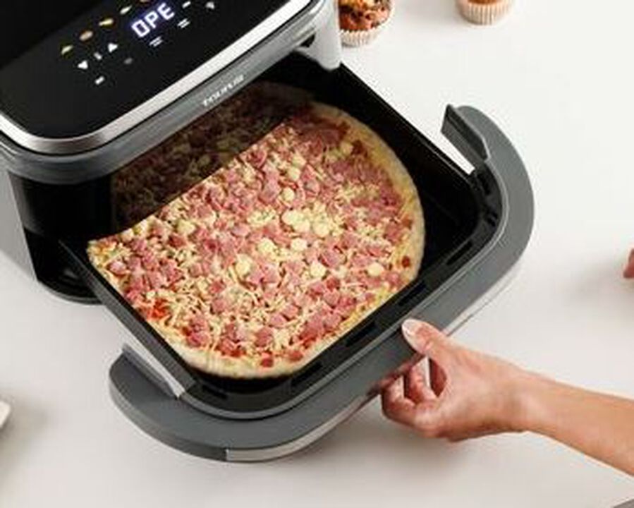 Cocina pizzas de hasta 30 cm, carnes y reposter&iacute;a con su dise&ntilde;o horizontal que evita remover los alimentos. 
Su tecnolog&iacute;a ExtraGrill y doble resistencia act&uacute;an de forma directa para garantizar un cocinado m&aacute;s r&aacute;pido y uniforme que un horno.