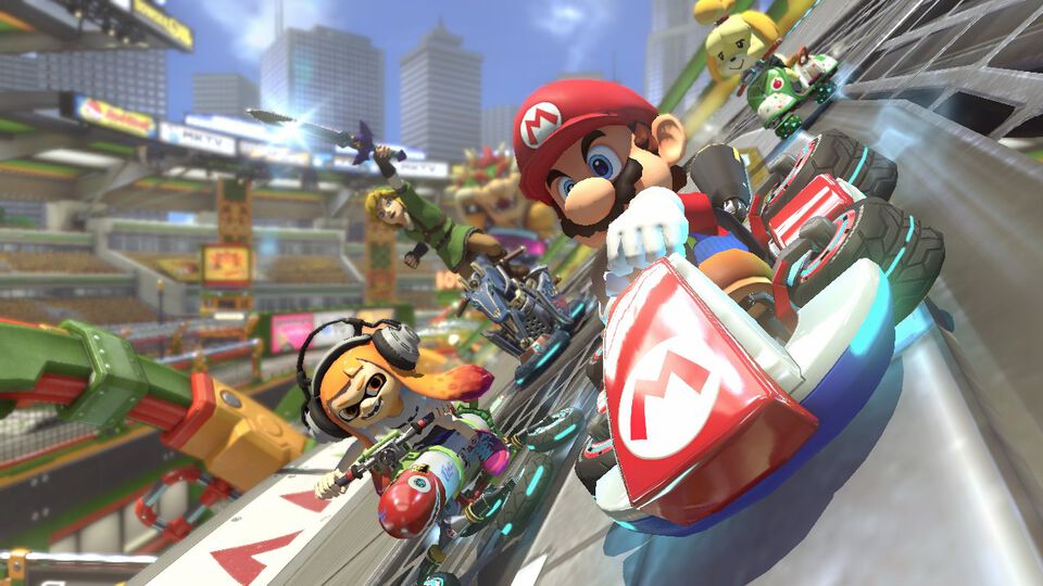 Este pack incluye el videojuego Mario Kart 8 Deluxe 
 
Video will open in a new window
Gracias a Nintendo Switch, los aficionados pueden disfrutar de la versión definitiva de Mario Kart 8 donde quieran y cuando quieran, incluso en partidas multijugador local para hasta ocho pilotos.
Los populares circuitos y personajes de la versión de Wii U están de vuelta, junto a los circuitos y personajes descargables, y además se unen a la parrilla personajes nuevos: Inkling chico e Inkling chica, de Splatoon; el Rey Boo; Huesitos y Bowsy. Por otra parte, el modo batalla se renueva por completo con la batalla de globos y el Bob-ombardeo, y con la inclusión de circuitos inéditos como el Parque Viaducto o el Estadio de Batalla, que se unen a viejos conocidos como la Mansión de Luigi (GCN) y el Circuito de Batalla 1 de Super Mario Kart (Super Nintendo Entertainment System). 
 Ahora se pueden llevar dos objetos simultáneamente, incluidos algunos de anteriores Mario Kart, como el ladrón de objetos Boo y la pluma, que permite saltar en las batallas. Además, los pilotos cuentan con la ayuda del nuevo volante inteligente, que ayuda a no salirse de la pista incluso en las pruebas de 200 cc. En modo televisor, el juego alcanza una resolución de 1080p.