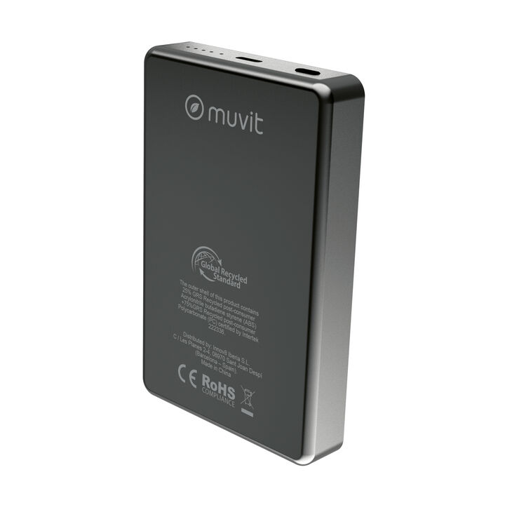Carga premium, magn&eacute;tica y sostenible. La Power Bank muvit for change de 10.000 mAh combina la elegancia del aluminio negro con la versatilidad de la tecnolog&iacute;a MagSafe de 15W. Equipada con un puerto USB-C Power Delivery de 20W, es la soluci&oacute;n ultra-compacta y ecol&oacute;gica para cargar tu iPhone y dispositivos Android a m&aacute;xima velocidad dondequiera que vayas.