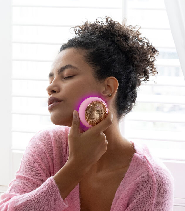 Un dispositivo de fototerapia antiedad de 2 min. para infusi&oacute;n de productos con fr&iacute;o, calor, masajeador facial T-Sonic y luz LED de espectro completo. Trae 22 rutinas preprogramadas de mascarillas, con 8 preconfiguradas.