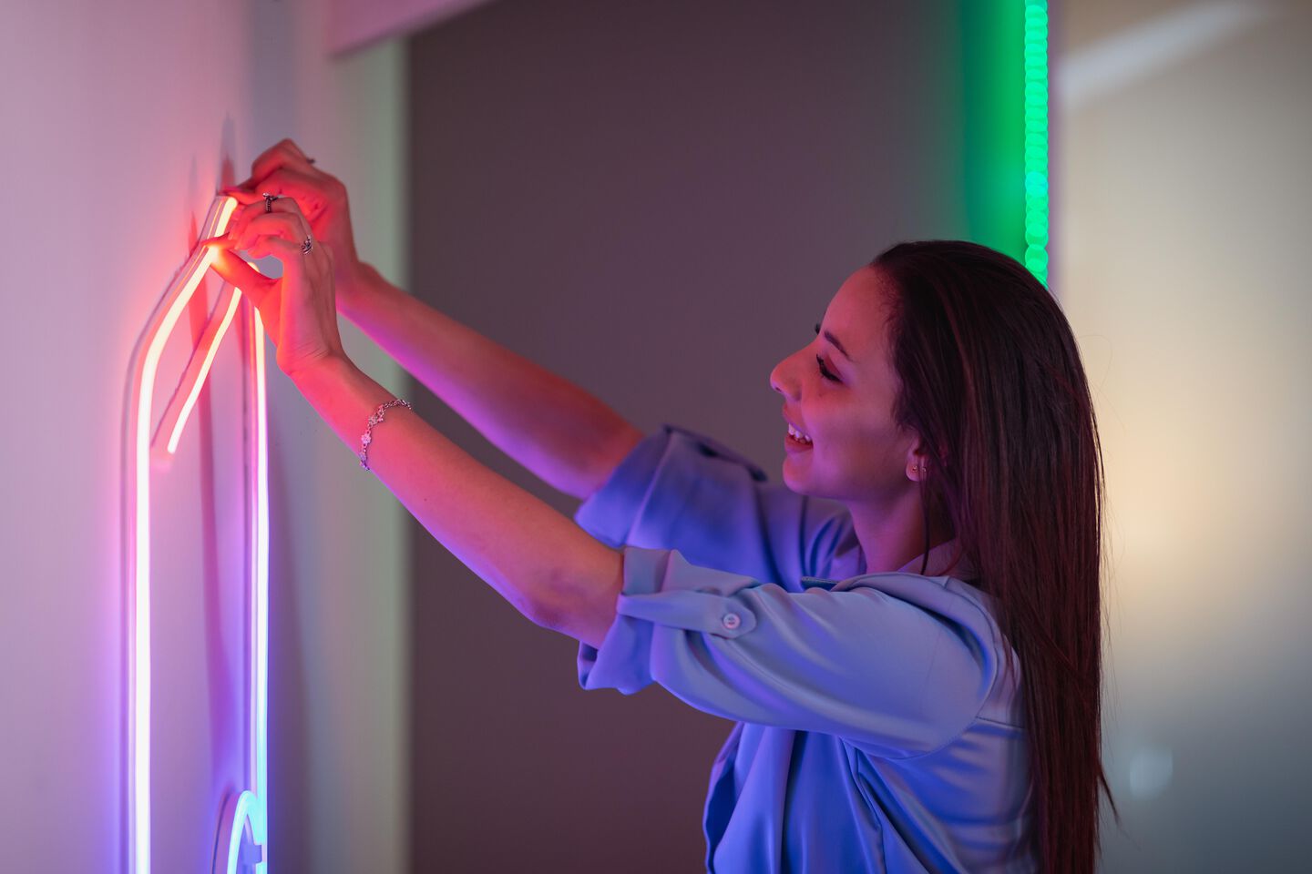Observa c&oacute;mo la luz y el color se convierten en arte con el tubo LED flexible Twinkly Flex. Estas luces efecto ne&oacute;n pueden moldearse en cualquier forma para una personalizaci&oacute;n total. Incluye kit de montaje y plantillas para ayudarte a crear tu dise&ntilde;o.  
Mapea las luces con la c&aacute;mara de tu smartphone y la app, desbloqueando gradientes de color infinitos, efectos y opciones de agrupaci&oacute;n para conectar Flex virtualmente con cualquier otra luz Twinkly para displays extendidos y sincronizados.  
Solo para uso en interiores. Los tubos LED premium y lisos se pueden dar forma a cualquier figura. El kit de montaje incluido cuenta con peque&ntilde;os clips de pl&aacute;stico transparente que fijan tu Flex en curvas y l&iacute;neas rectas. Flex cuenta con tecnolog&iacute;a patentada que utiliza la c&aacute;mara de tu smartphone y la aplicaci&oacute;n para mapear la posici&oacute;n de cada LED. Reproduce efectos personalizados ilimitados y crea los tuyos con una paleta de m&aacute;s de 16 millones de colores.