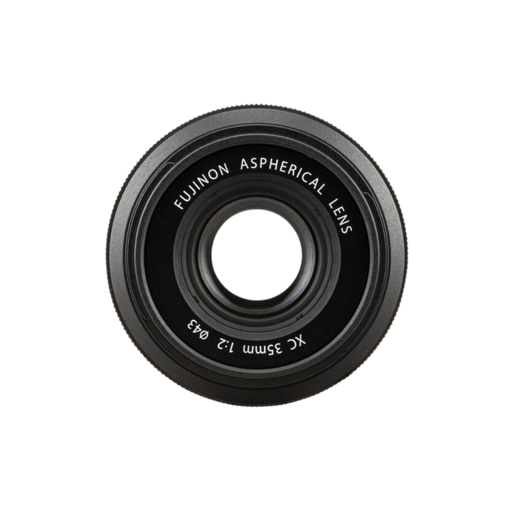 <p>Una lente elegante y liviana, la XC 35mm F2 R ofrece una distancia focal equivalente a 53 mm con un campo de visi&oacute;n natural y un dise&ntilde;o extremadamente port&aacute;til.</p>
<p>Incorpora dos elementos asf&eacute;ricos que reducen aberraciones esf&eacute;ricas y distorsiones, logrando una nitidez sobresaliente y una reproducci&oacute;n precisa.</p>
<p>Su sistema de enfoque autom&aacute;tico con motor paso a paso garantiza un enfoque r&aacute;pido, silencioso y preciso, mientras que su diafragma redondeado de nueve hojas produce un bokeh suave y agradable.</p>
<p>Su dise&ntilde;o compacto y ligero la convierte en una lente ideal para uso diario, ofreciendo gran calidad sin a&ntilde;adir peso innecesario al equipo.</p>
<p>Dise&ntilde;ada para c&aacute;maras sin espejo Fujifilm X-Mount con sensor APS-C, proporcionando una distancia focal equivalente a 53 mm.</p>
<p>La apertura m&aacute;xima F2 permite trabajar en condiciones de poca luz y ofrece mayor control sobre la profundidad de campo.</p>
<p>Su dise&ntilde;o de enfoque interno mantiene la longitud total de la lente durante el uso y mejora la velocidad de enfoque.</p>
<p>⭐ ESPECIFICACIONES T&Eacute;CNICAS:</p>
<ul>
<li>🔭 Distancia focal: 35 mm.</li>
<li>⚙️ Apertura m&aacute;xima: F2.</li>
<li>⚙️ Apertura m&iacute;nima: F16.</li>
<li>🔗 Montura: Fujifilm X.</li>
<li>🔗 Formato compatible: APS-C.</li>
<li>🔭 &Aacute;ngulo de visi&oacute;n: 44.2&ordm;.</li>
<li>📐 Distancia m&iacute;nima de enfoque: 35 cm.</li>
<li>🔭 Aumento m&aacute;ximo: 0.14x.</li>
<li>📐 Construcci&oacute;n &oacute;ptica: 9 elementos en 6 grupos.</li>
<li>⚙️ Diafragma de 9 hojas.</li>
<li>⚙️ Tipo de enfoque: Autofocus.</li>
<li>⚙️ Estabilizador de imagen: No.</li>
<li>📐 Tama&ntilde;o del filtro: 43 mm.</li>
<li>📐 Dimensiones: 58.4 &times; 46.5 mm.</li>
<li>⚖️ Peso: 130 g.</li>
</ul>
