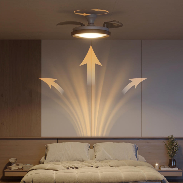 <p>Ventilador de techo modelo Philips Bliss Blanco Madera Haya 2026 .</p>
<div class="p-info-wrapper">
<div class="p-bottom-info-wrapper">
<div class="p-version-elements">
<p class="p-body-copy-02">El ventilador de techo Philips Bliss con aspas retr&aacute;ctiles y luz LED mantendr&aacute; tus espacios interiores bien iluminados, c&oacute;modos y con estilo durante todo el d&iacute;a y todo el a&ntilde;o. Con un dise&ntilde;o aerodin&aacute;mico optimizado de las aspas, un potente flujo de aire y dos direcciones de ventilaci&oacute;n, este ventilador de techo te ofrece un rendimiento constante: refresca r&aacute;pido en verano y mueve el aire de forma eficiente en invierno. El motor ultrasilencioso no interrumpe tu descanso ni tu concentraci&oacute;n, mientras que el soporte estable en el techo y las aspas perfectamente equilibradas reducen las vibraciones. La luz te da la alta calidad y la flexibilidad que esperas de Philips. Crea el ambiente perfecto para cada momento con regulaci&oacute;n suave de intensidad (hasta el 5 %) y luz blanca ajustable, desde blanco c&aacute;lido (3000 K) hasta luz de d&iacute;a fr&iacute;a (6500 K). Adem&aacute;s, el mando a distancia RF mejorado te permite controlar el ventilador de techo con luz LED desde cualquier punto de tu casa, sin necesidad de apuntar directamente al ventilador.</p>
</div>
</div>
</div>
<p>Adecuado para habitaciones hasta 15 m&sup2;.</p>
<ul style="list-style-type: circle;">
<li><strong>Bombillas compatibles:</strong> LED</li>
<li><strong>Bombilla incluida:</strong> SI (LED&nbsp; 2700-6500 K)</li>
<li><strong>Luminosidad (LM):&nbsp;</strong>4500 lm a 4000&nbsp;K</li>
<li><strong>Casquillo:</strong>&nbsp;Integrado</li>
<li><strong>Di&aacute;metro (mm): </strong>510 plegado &ndash; 1060 abierto</li>
<li><strong>Altura (mm):&nbsp;</strong>275</li>
<li><strong>Material:</strong>&nbsp;Acero + ABS</li>
<li><strong>Color:</strong> Blanco / Haya</li>
<li><strong>Mando incluido:</strong>&nbsp;SI</li>
<li><strong>Regulaci&oacute;n:</strong> SI</li>
<li><strong>Aspas reversibles:</strong>&nbsp;NO</li>
<li><strong><span class="specification__list-header body-copy-1">Flujo del ventilador: </span></strong><span class="specification__list-description body-copy-1--bold">7.980 m&sup3;/h</span></li>
</ul>