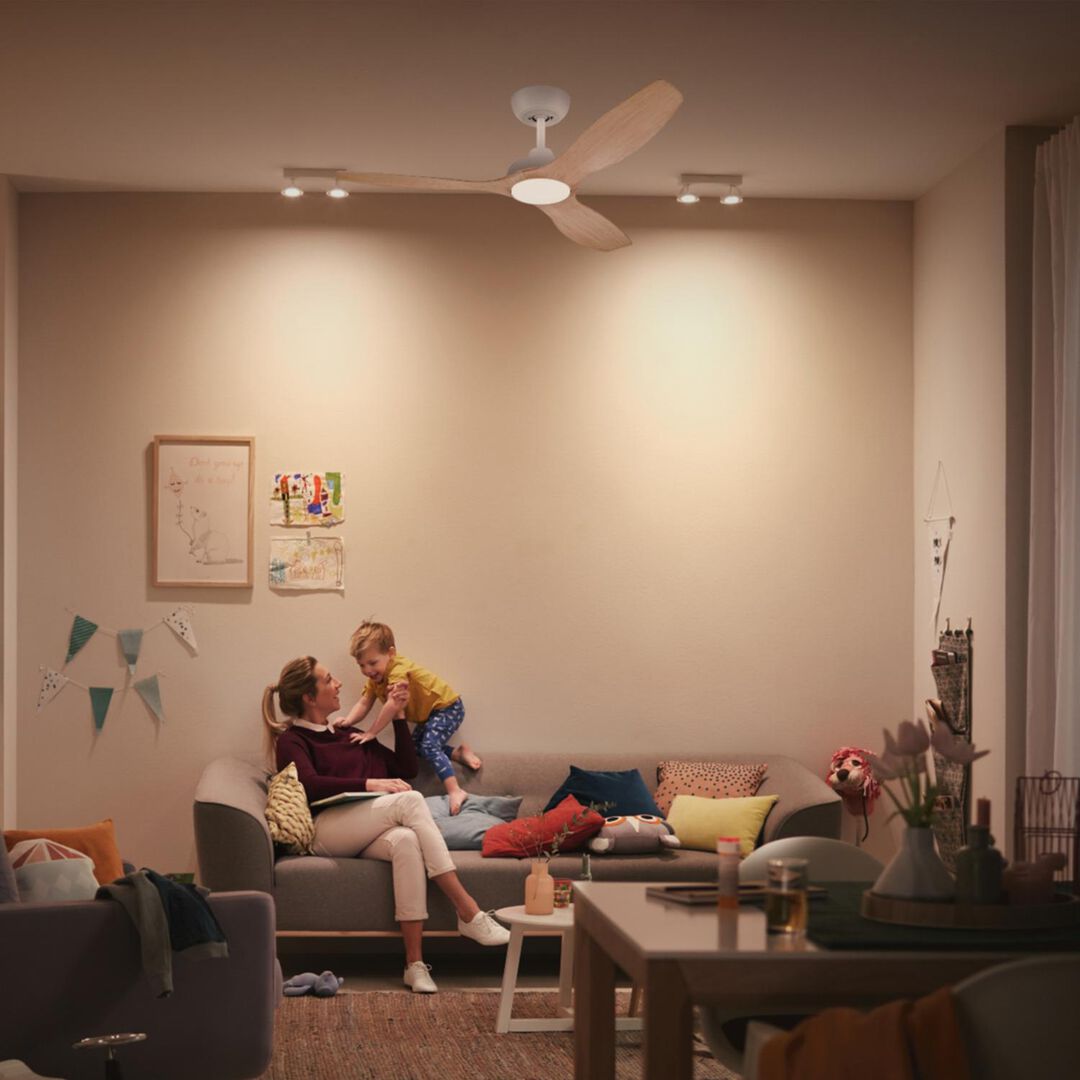 Ventilador de techo modelo Olas 52″ Blanco / Madera (2025) 

La lámpara ventilador de techo Philips LED combina luz blanca regulable personalizable con la comodidad de un ventilador de techo de aspas anchas para un flujo de aire abundante. Crea fácilmente el ambiente perfecto en cualquier espacio con los ajustes de luz SceneSwitch y el mando a distancia

Adecuado para habitaciones hasta 25 m².