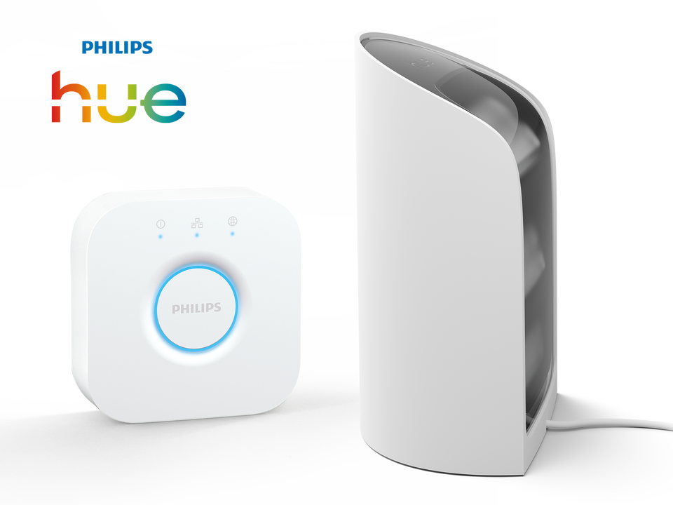 Dale una nueva vida a tu casa con este pack de Philips Hue, que combina la versatilidad de la iluminaci&oacute;n inteligente con un control total.

El conjunto incluye una l&aacute;mpara de pared Philips Hue Play y el Philips Hue Bridge. El foco Hue Play es ideal para crear ambientes en tu hogar, ya que proyecta una luz de color vibrante sobre la pared. Col&oacute;calo en el suelo para iluminar un rinc&oacute;n, detr&aacute;s del sof&aacute; para una luz ambiental o a los lados de la televisi&oacute;n para una inmersi&oacute;n total en tus pel&iacute;culas y juegos.

El Hue Bridge es el cerebro que conecta todo el sistema. Con &eacute;l, podr&aacute;s controlar hasta 50 luces desde tu smartphone, configurar rutinas, sincronizar las luces con tus pel&iacute;culas y m&uacute;sica, e incluso controlarlas por voz. Juntos, estos dos productos te dan la posibilidad de transformar completamente el ambiente de tu hogar con solo tocar un bot&oacute;n.
