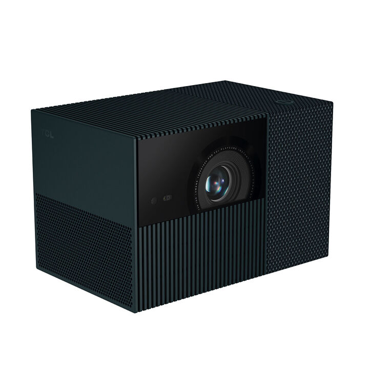 Descubre TCL PlayCube: entretenimiento sin l&iacute;mites en la palma de tu mano.

Con su dise&ntilde;o twistable PlayCube, proyecta desde cualquier &aacute;ngulo con total libertad. Su forma c&uacute;bica &uacute;nica y su ligereza excepcional te permiten llevar la diversi&oacute;n a donde quieras: sala, jard&iacute;n, camping o incluso la terraza de un hotel. Ll&eacute;valo, g&iacute;ralo y disfruta de un cine port&aacute;til en segundos.

Dise&ntilde;o sofisticado y moderno
Elegantes l&iacute;neas minimalistas y la paleta Celadon Ash hacen del PlayCube un verdadero objeto de dise&ntilde;o. Moderno, refinado y pensado para quienes valoran estilo y funcionalidad.

Portabilidad sin l&iacute;mites
Gracias a su bater&iacute;a incorporada, TCL PlayCube est&aacute; listo para usar en cualquier lugar. Una carga completa te permite ver Inception durante 2,5 horas sin necesidad de enchufe. Y si tienes prisa, con solo 30 minutos de carga obtienes una hora de diversi&oacute;n garantizada.

Experiencia audiovisual impactante
El proyector m&aacute;s brillante con bater&iacute;a integrada por debajo de 3 lbs. Disfruta de im&aacute;genes n&iacute;tidas y vibrantes, de d&iacute;a o de noche, en interiores o exteriores. Adem&aacute;s, el autoenfoque y correcci&oacute;n de pantalla instant&aacute;neos garantizan un rect&aacute;ngulo perfecto sin ajustes manuales.

Streaming ilimitado y certificaciones premium
Con Google TV, Netflix, Prime Video, YouTube y Disney+, tendr&aacute;s acceso a un mundo de entretenimiento certificado para ofrecerte la mejor experiencia.

Caracter&iacute;sticas t&eacute;cnicas destacadas:

Proyecci&oacute;n: 30" &ndash; 150", Full HD 1080p, 750 ISO Lumens

Modos: frontal, frontal techo, trasera y trasera techo

Sonido: Dolby Digital +, altavoz de 5W

Inteligente: autoenfoque, auto keystone, zoom, protecci&oacute;n ocular

Conectividad: USB-C, USB-A, HDMI, audio 3.5mm, WiFi 2.4/5G, Bluetooth 5.0

Sistema: Android R, CPU A53x4, GPU Mali-G52, 2GB RAM, 16GB almacenamiento

Todo lo que necesitas en un paquete:
Power cord, adaptador, control remoto, bater&iacute;as y manual de usuario.

TCL PlayCube: el proyector que combina portabilidad, estilo y tecnolog&iacute;a para que el entretenimiento te siga a donde vayas. Listo, g&iacute;ralo y juega.