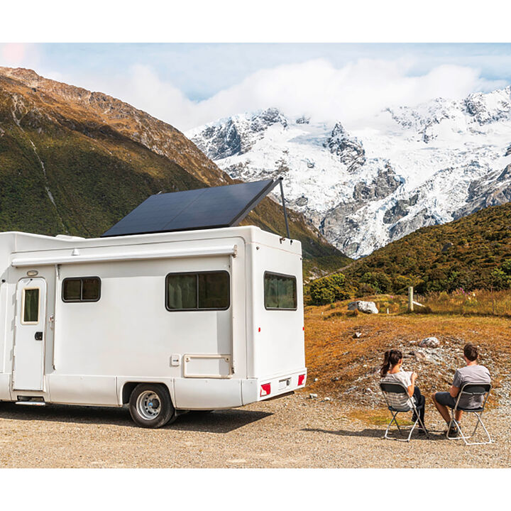 Pack de Ecoflow compuesto por un panel solar doble, un soporte para los paneles solares y la estaci&oacute;n de energ&iacute;a de 800W.
