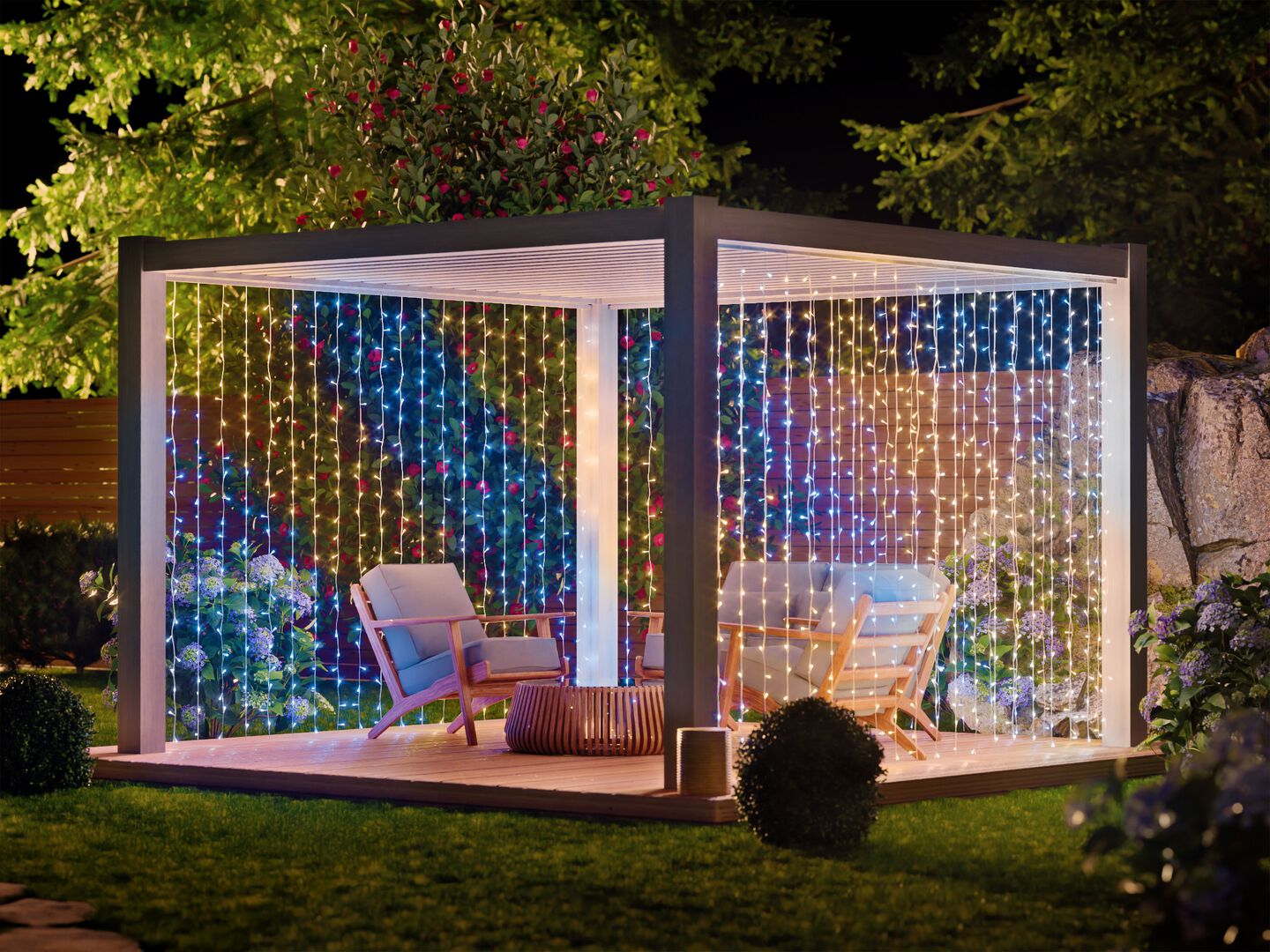 Muestra tu lado m&aacute;s colorido con Twinkly Curtain, luces LED inteligentes. Cuelga donde quieras para crear la iluminaci&oacute;n perfecta, personalizar tu sala de juegos o decorar para fiestas de verano.
Mapea f&aacute;cilmente la pantalla tipo display usando la c&aacute;mara de tu smartphone y la app Twinkly para desbloquear efectos infinitamente personalizables en m&aacute;s de 16 millones de colores, crear tus propias animaciones desde cero y conectar virtualmente otras luces Twinkly. Perfecto para usar tanto en interiores como en exteriores. La tecnolog&iacute;a patentada utiliza la c&aacute;mara de tu smartphone y la aplicaci&oacute;n para mapear la posici&oacute;n de cada LED sin importar d&oacute;nde coloques tus luces. Reproduce efectos personalizados ilimitados y crea los tuyos usando una paleta de m&aacute;s de 16 millones de colores, incluido el blanco c&aacute;lido. Conecta virtualmente varias Cortinas y agr&uacute;palas con otras luces Twinkly para actuar como una &uacute;nica pantalla extendida o reproducir efectos de iluminaci&oacute;n sincronizados. &Uacute;salo con Twinkly Music y mira c&oacute;mo las luces bailan en tiempo real con tus canciones favoritas. Usa Curtain con la herramienta Twinkly Screen Mirror o con&eacute;ctalo a Razer Chroma RGB o OMEN Light Studio para inundar tu sala de juegos con el color de cada uno de tus movimientos ganadores en una experiencia inmersiva y reactiva.