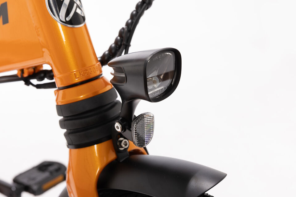 <p class="p3">Bicicleta el&eacute;ctrica urbana plegable equipada con un motor brushless de asistencia al pedaleo hasta 25km/h, con ruedas de <span class="s1">2</span>0"<span class="s2">.</span></p>
<p class="p5">Recomendada para un uso urbano e interurbano, de oc<span class="s3">i</span>o, de paseo, uso tur&iacute;stico y como medio de transporte.</p>
<p class="p7">Al ser plegable su uso diario permite transportarla con mayor facilidad y combinarla con transporte p&uacute;blico<span class="s4">: </span>l&iacute;neas de autobus urbano e interurbano, cercan&iacute;as, etc.</p>
<p class="p8">Dirigida a los m&aacute;s urbanitas, con sentido pr&aacute;ctico y preopaci&oacute;n por el medio ambiente y la salud.</p>
<p class="p8"></p>
<p class="p8"><strong>ESPECIFICACIONES T&Eacute;CNICAS:</strong></p>
<p class="p8"><strong>CUADRO</strong></p>
<p>Cuadro plegable y componentes construidos en aluminio ligero Al6061. Robustez m&aacute;xima y peso reducido. La bater&iacute;a queda oculta dentro del cuadro. Cierre de seguridad en la parte inferior para bloquear la apertura.</p>
<p><strong>MOTOR</strong></p>
<p>Brushless by Littium de 250W y 55Nm, la m&aacute;xima potencia permitida por la normativa europea EN15194 para bicicletas el&eacute;ctricas. Sin escobillas ni rozamiento. Sin calentamiento ni desgaste. Certificado estanqueidad IP63.</p>
<p><strong>BATER&Iacute;A</strong></p>
<p>Bater&iacute;a Samsung extra&iacute;ble de LI-ION de litio 36V de 10.4Ah hasta 70km de autonom&iacute;a y hasta 100km con bateria de 14Ah y una vida &uacute;til de entre 700 y 1.000 ciclos de carga.</p>
<p><strong>DISPLAY</strong></p>
<p>Pantalla TFT 2,2" full color.</p>
<p><strong>CARGADOR</strong></p>
<p>Carga ultrarr&aacute;pida en 4,5 horas</p>
<p><strong>RUEDAS</strong></p>
<p>Llantas reforzadas de 20&rdquo; y neum&aacute;ticos Kenda 20&rdquo; x 1.95 con banda reflectante.</p>
<p><strong>FRENOS</strong></p>
<p>Frenos hidr&aacute;ulicos ZOOM</p>
<p><strong>CAMBIO</strong></p>
<p>Shimano 7 velocidades REVO SHIFT con patilla Shimano altus + protector</p>
<p><strong>SUSPENSI&Oacute;N</strong></p>
<p>Amortiguador delantero ZOOM, absorbe las irregularidades del terreno.</p>
<p><strong>SILL&Iacute;N</strong></p>
<p>Ergon&oacute;mico Selle Royal unisex modelo Viento.</p>
<p><strong>EQUIPAMIENTO</strong></p>
<ul>
<li>Portabultos trasero MIK de aluminio.</li>
<li>Incorpora guardabarros, luces LED y timbre.</li>
<li>Incluye candado seguridad nivel 8 y cerradura antirrobo en la bater&iacute;a.</li>
<li>Cintas de velcro para la sujeci&oacute;n del cuadro y manillar plegado.</li>
<li>Pedales.</li>
<li>Multiherramienta.</li>
<li>Dos llaves seguridad bater&iacute;a.</li>
<li>Bolsita con manual + llavero + certificaci&oacute;n.</li>
</ul>
<p><strong>MEDIDAS Y PESO</strong></p>
<ul>
<li>Configurable para todo tipo de usuarios desde 1,50m a 2m</li>
<li>Tama&ntilde;o: 156cm x 64cm x 114cm</li>
<li>Tama&ntilde;o plegada: 91cm x 75cm x 38cm</li>
<li>Peso: 21kg</li>
</ul>
<p><strong>Servicio t&eacute;cnico propio con asistencia puerta a puerta.</strong></p>
<p class="p8"></p>