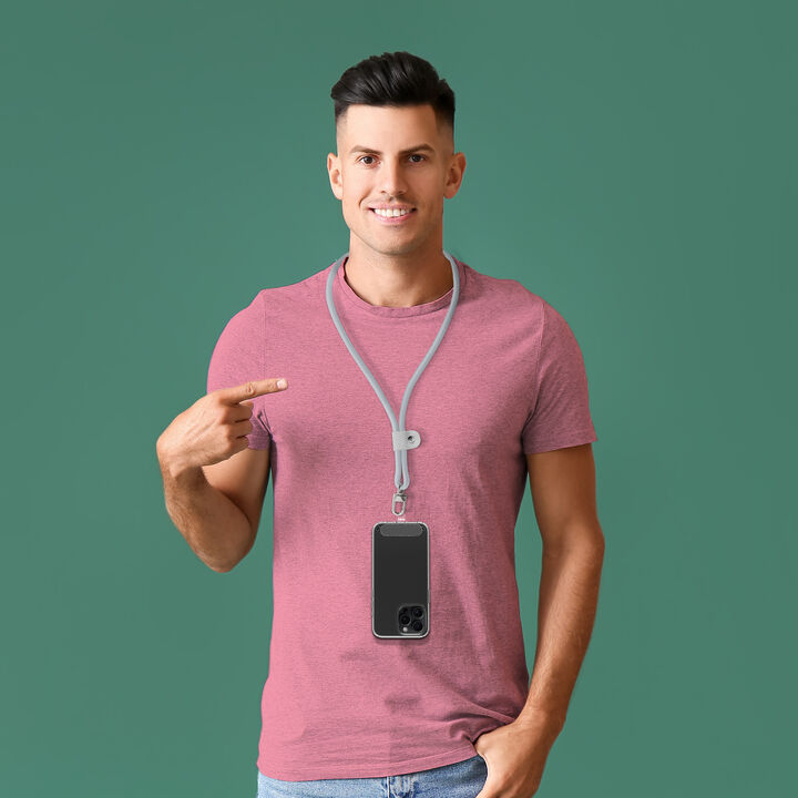 Mant&eacute;n siempre tu smartphone contigo de manera segura y ecol&oacute;gica con nuestros colgantes universales que incluyen una tarjeta fabricada en TPU transparente RECYCLE-TEK 100% reciclada y un cord&oacute;n 100% reciclable, certificados por GRS. 

El cord&oacute;n simple, tiene una longitud de 58 cm, perfecto para llevarlo colgado alrededor del cuello o enrollado en el brazo. Esta versatilidad te permite mantener tu smartphone siempre contigo, brind&aacute;ndote una protecci&oacute;n antirrobo y antica&iacute;das.

Su instalaci&oacute;n es r&aacute;pida y f&aacute;cil, sin necesidad de pegamentos. Simplemente coloca el colgante entre tu smartphone y la funda trasera, asegurando la accesibilidad a las entradas de carga y audio del dispositivo.

En muvit for change nos comprometemos a donar el 1% de los ingresos para el planeta*.