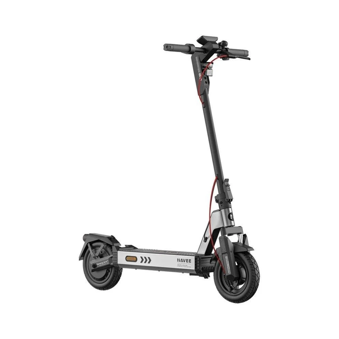 El Patinete Eléctrico NAVEE G5 ofrece un equilibrio perfecto entre potencia, comodidad y fiabilidad para los desplazamientos urbanos. Equipado con un motor trasero sin escobillas de 400 W (800 W pico), alcanza velocidades de hasta 32 km/h y sube pendientes de 18°. Su batería de 36 V y 7,8 Ah proporciona una autonomía de hasta 45 km, recargándose completamente en 6 horas. El scooter cuenta con neumáticos sin cámara de 10 pulgadas para una mayor estabilidad y una baja resistencia a la rodadura, junto con una horquilla delantera y una suspensión trasera para una conducción suave sobre terrenos irregulares. Su cómodo asiento facilita los trayectos largos, mientras que el sistema de doble freno (tambor delantero y EABS trasero) garantiza una gran capacidad de frenado. El diseño plegable, las luces LED y los intermitentes completan un conjunto seguro y práctico.