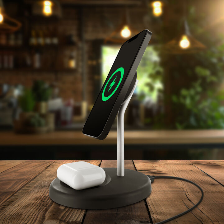 Cargador combinado de muvit for change. Con este cargador de escritorio podr&aacute;s tener tus dispositivos siempre a punto para usarlos. Este stand permite cargar tu smartphone y tus auriculares inal&aacute;mbricos o smartwatch a la vez, adem&aacute;s de que al ser magn&eacute;tico y disponer de tecnolog&iacute;a Magsafe, la carga es r&aacute;pida y eficiente. Puedes mantener tu tel&eacute;fono m&oacute;vil magnetizado y seguir us&aacute;ndolo en una posici&oacute;n optima para trabajar mientras cargas el resto de tus dispositivos.&nbsp; 

En muvit for change nos comprometemos a donar el 1% de los ingresos para el planeta*.&nbsp;