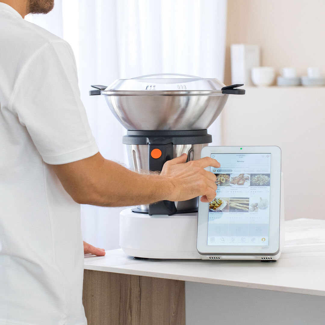 El Mycook Next es mucho más que un simple robot de cocina; es la combinación perfecta de tecnología avanzada y creatividad culinaria. Con Next Blade, su cuchilla ultra resistente, este robot multifuncional es ideal para cualquier tipo de preparación culinaria, convirtiéndose en tu aliado perfecto en la cocina. Además, su recetario integrado cuenta con más de 2000 recetas y sigue creciendo gracias al Club Mycook Recetas, donde también encontrarás información nutricional detallada. Descubra la innovación, la alta tecnología y la facilidad de uso en un solo dispositivo: Mycook Next.