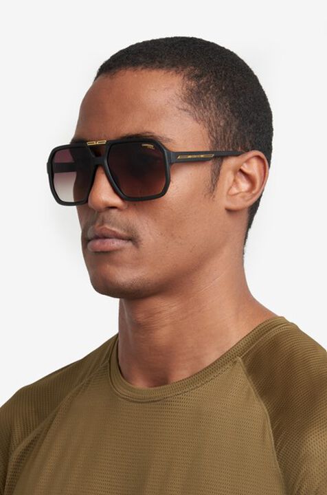Descubre las gafas de sol Carrera pensadas para el d&iacute;a a d&iacute;a, dise&ntilde;adas para vivir bajo el sol, en la ciudad y en cada momento cotidiano. Son gafas que se adaptan f&aacute;cilmente a cualquier look. Equipadas con lentes protecci&oacute;n UV400 certificada, mejoran la claridad visual, siendo ideales para conducir, pasear por la ciudad, ir a la playa o disfrutar de actividades al aire libre.