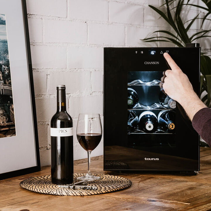 La vinoteca Chanson 12 de Taurus es la opci&oacute;n perfecta para conservar hasta 12 botellas en su rango de temperatura ajustable de 11 a 18&ordm;C. Su pantalla digital permite un control preciso, mientras que su luz interior aporta elegancia y visibilidad. Ultra silenciosa con solo 26 dB, es ideal para cualquier espacio. Adem&aacute;s, sus pies antideslizantes garantizan estabilidad. &iexcl;Disfruta de tus vinos siempre en su punto &oacute;ptimo con una vinoteca compacta y eficiente