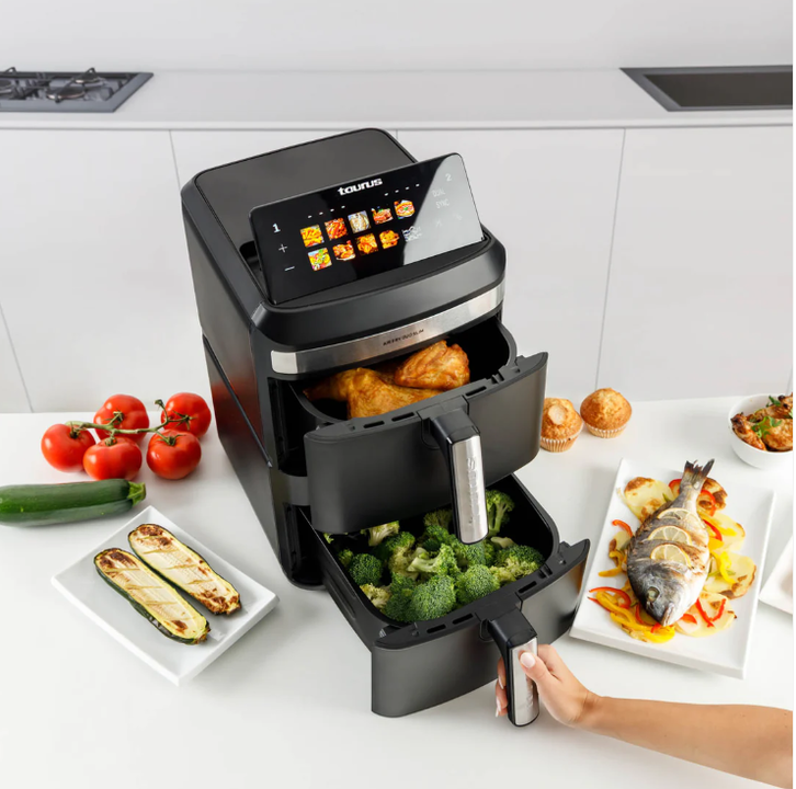 La Air Fry Duo Slim de Taurus es la freidora de aire perfecta para quienes quieren cocinar a lo grande sin ocupar espacio. 

Con 13 L repartidos en dos cestas, pantalla táctil y Smart Dual Technology, prepara dos recetas a la vez, sincronizadas o independientes. 

Fríe, hornea o asa hasta un 55 % más rápido que un horno, con resultados sabrosos y sin apenas aceite. 

Potente, eficiente y diseñada para tu día a día.