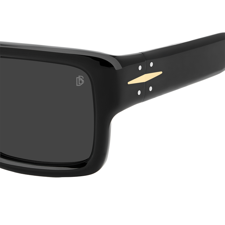 Estas gafas de sol by David Beckham saben cautivar con sus l&iacute;neas esculturales realizadas en acetato. Una t&eacute;cnica avanzada garantiza tonalidades uniformes y adornos, desde las varillas hasta los aros, para regalar una est&eacute;tica de lujo. Las varillas son gruesas, con el Talisman ic&oacute;nico enriquecido con cuatro remaches nuevos y bisagras exclusivas de siete cuerpos. Combinando perfectamente calidad, elegancia y funcionalidad.