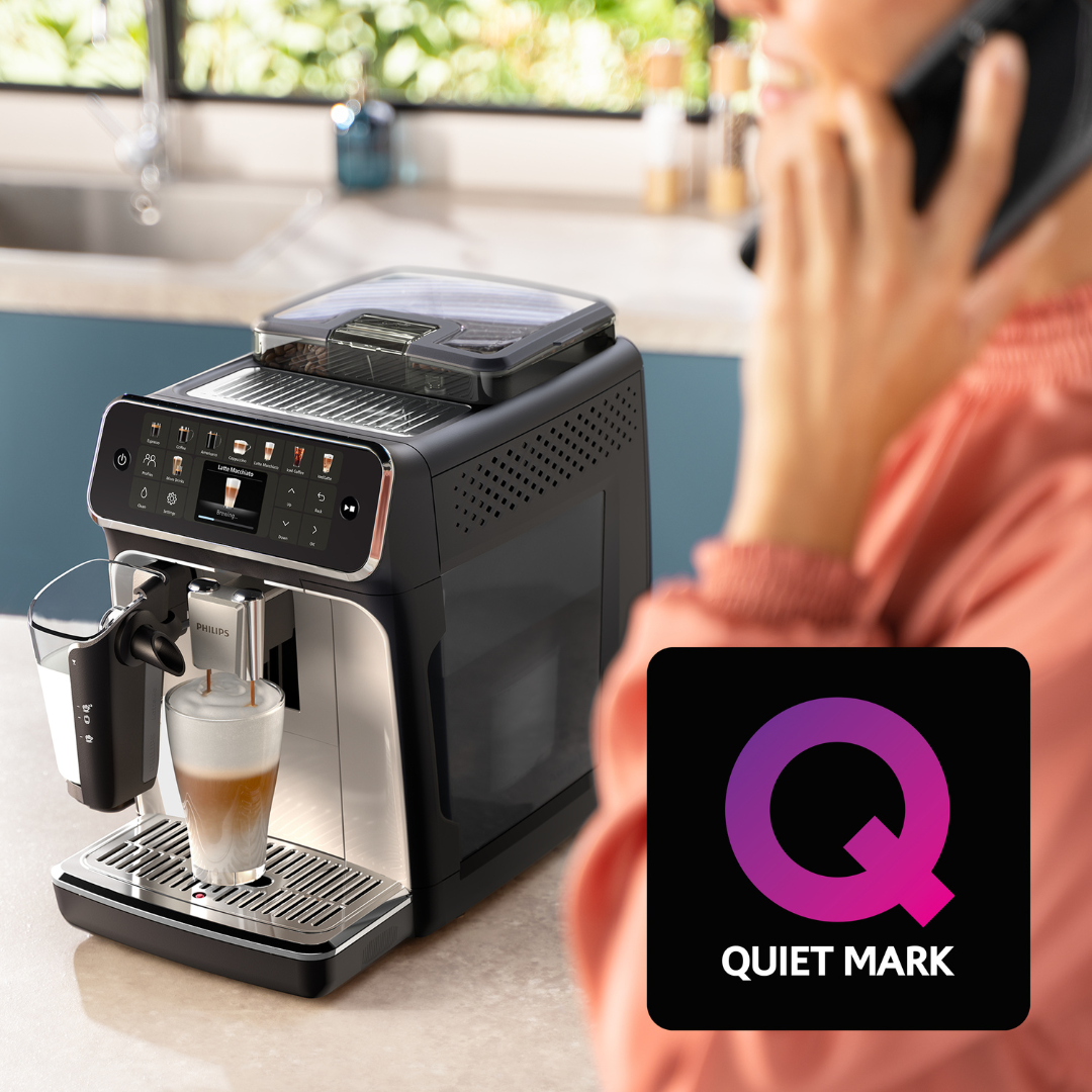 La forma más fácil de disfrutar de café caliente y helado con LatteGo, el sistema de leche más rápido de limpiar*
Elige entre las 20 deliciosas recetas de café con la LatteGo 5500. Desde cremosos lattes hasta refrescantes cafés helados, cada bebida se preparar a la temperatura ideal con el aroma y la cremosidad perfectos. LatteGo te ayuda a crear una espuma sedosa y facilita la limpieza.