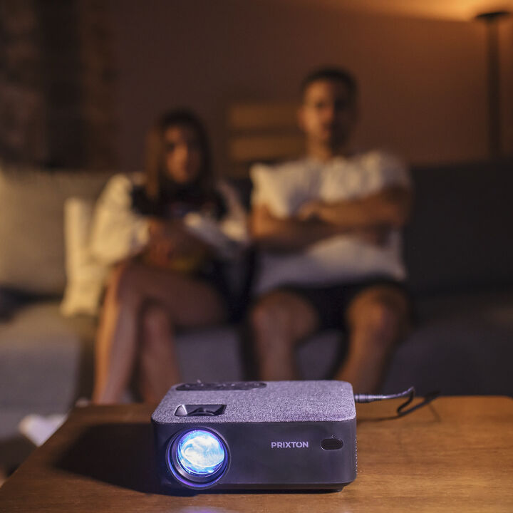 Disfruta de tus pel&iacute;culas y series favoritas con el proyector Lumi&egrave;re. Ofrece una resoluci&oacute;n HD con 5.000 l&uacute;menes. Adem&aacute;s, dispone de entrada HDMI, USB y SD para que dispongas de toda la conectividad que necesitas a la hora de transmitir tus contenidos favoritos.