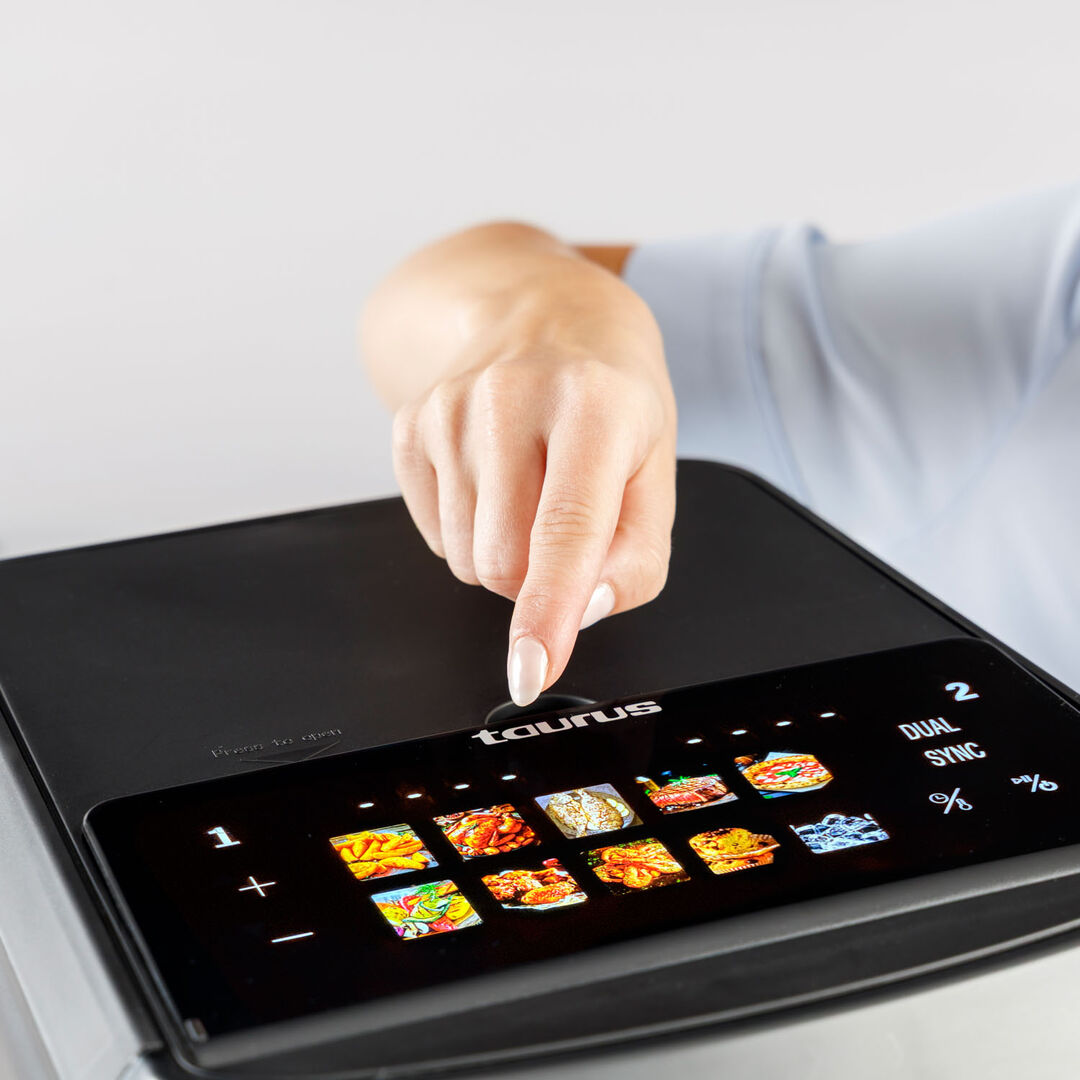 La Air Fry Duo Slim de Taurus es la freidora de aire perfecta para quienes quieren cocinar a lo grande sin ocupar espacio. 

Con 13 L repartidos en dos cestas, pantalla táctil y Smart Dual Technology, prepara dos recetas a la vez, sincronizadas o independientes. 

Fríe, hornea o asa hasta un 55 % más rápido que un horno, con resultados sabrosos y sin apenas aceite. 

Potente, eficiente y diseñada para tu día a día.