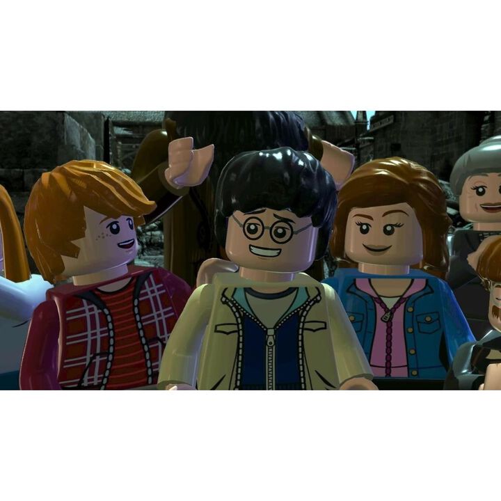LEGO HARRY POTTER COLLECTION PS5 JUEGO F&Iacute;SICO PARA PLAYSTATION 5 VERSI&Oacute;N ESPA&Ntilde;OLA GARANT&Iacute;A EUROPEA EU WARRANTY

Desde el dormitorio bajo la escalera en el n&uacute;mero cuatro de Privet Drive hasta la batalla final contra &ldquo;el-que-no-debe-ser-nombrado&rdquo; en Hogwarts, regresa al mundo m&aacute;gico creado por J. K. Rowling desde una perspectiva diferente con Lego Harry Potter para PlayStation 5 y Xbox Series X, una remasterizaci&oacute;n para nueva generaci&oacute;n que incluye los juegos Lego Harry Potter A&ntilde;os 1-4 y Lego Harry Potter A&ntilde;os 5-7 con gr&aacute;ficos, escenarios, efectos visuales e iluminaci&oacute;n completamente mejorados. Adem&aacute;s, esta edici&oacute;n definitiva para las nuevas consolas incluye un pack extra de diez personajes y un pack de cinco hechizos que te permitir&aacute;n transferir a tus personajes en cosas poco convencionales como patos o calabazas.

Aprende hechizos cl&aacute;sicos mientras asistes a clases y exploras todo el Colegio Hogwarts de Magia y Hechicer&iacute;a, as&iacute; como sus alrededores, y visita los escenarios m&aacute;s emblem&aacute;ticos de Harry Potter como el Callej&oacute;n Diagon, el Ministerio de Magia o el Valle de Godric mientras consigues montones de ladrillos dorados en niveles que mezclan plataformas cl&aacute;sicas con puzles y construcciones de LEGO.

S&uacute;bete al Hogwarts Express y repasa los acontecimientos de los cuatro primeros a&ntilde;os en La Piedra Filosofal, La C&aacute;mara Secreta, El Prisionero de Azkaban y el C&aacute;liz de Fuego con el humor cl&aacute;sico de los videojuegos de LEGO y contin&uacute;a hasta el &eacute;pico cierre de la saga en los tres &uacute;ltimos a&ntilde;os con La Orden del F&eacute;nix, El Misterio del Pr&iacute;ncipe y Las Reliquias de la Muerte Parte 1 y 2. &iexcl;Toda la historia del "ni&ntilde;o que sobrevivi&oacute;" al estilo LEGO!

CARACTER&Iacute;STICAS:
&bull; Resoluci&oacute;n nativa 4K
&bull; Retroalimentaci&oacute;n h&aacute;ptica
&bull; Mapas de sombras de alta resoluci&oacute;n
&bull; Mejora de efectos posteriores
&bull; 60fps
&bull; Incluye todos los DLCs anteriores.