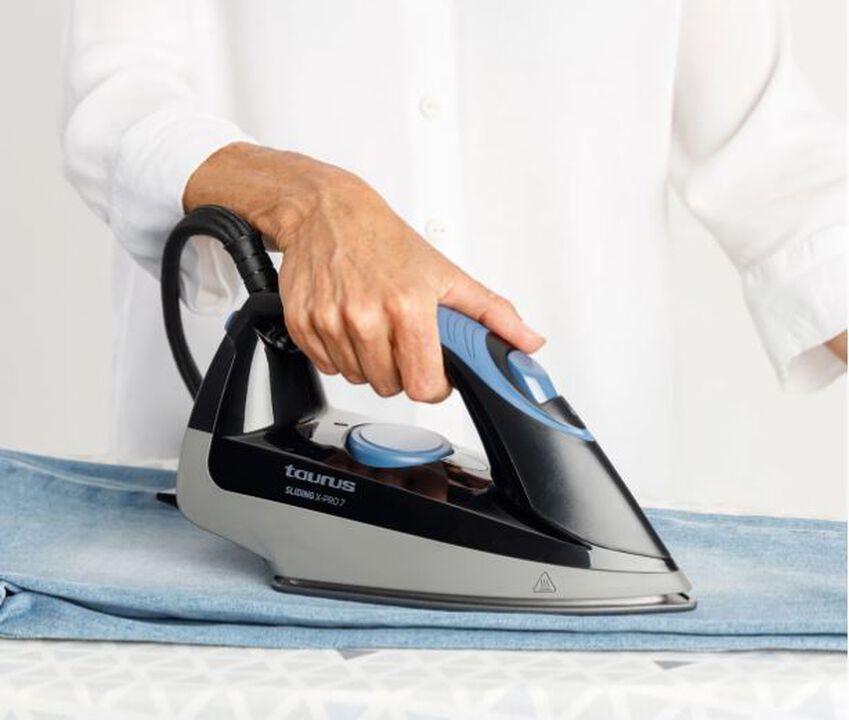 El centro de planchado Sliding X-Pro 7 de Taurus combina 2800 W de potencia, 7 bares de presi&oacute;n y vapor constante de 140 g/min para ofrecer resultados profesionales en casa. 
Con vapor seco o h&uacute;medo, suela ultra deslizante y dep&oacute;sito de 1,5 l con sistema Non Stop, te permite planchar sin pausas y con m&aacute;xima comodidad. 
Elimina bacterias, cuida tus prendas y transforma tu rutina de planchado con un solo aparato.
