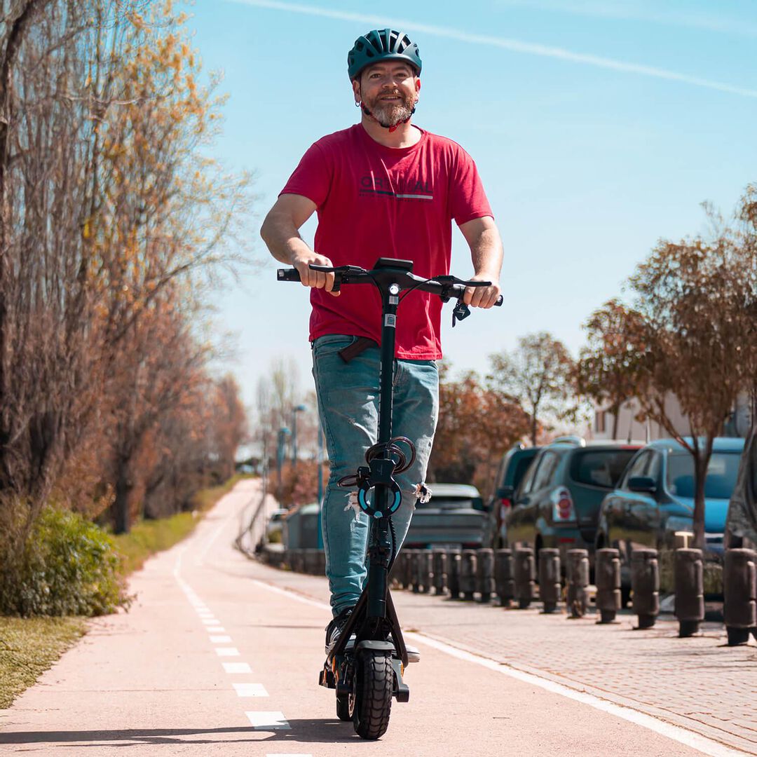 Patinete eléctrico certificado 1000w 48V,15.000 mAh,60 km autonomía, ruedas 10"neumáticas tubeless,doble suspensión por elastómeros,triple frenada,intermitentes y APP compatible Smart Core.