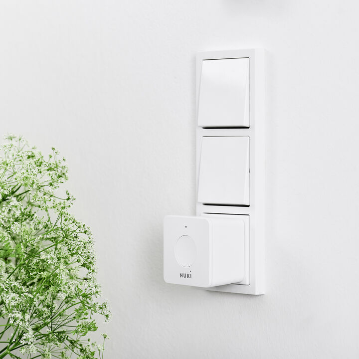 Gestiona tu Nuki Smart Lock 3.0 a distancia. Conecta tu Smart Lock a Nuki Bridge y obt&eacute;n acceso a distancia de tu puerta principal. As&iacute; podr&aacute;s abrir y cerrar cuando est&eacute;s fuera de casa, ver el protocolo o asignar autorizaciones de acceso. Controla tu Smart Lock en l&iacute;nea con tu smartphone a trav&eacute;s de la aplicaci&oacute;n de Nuki o c&oacute;modamente con Nuki Web a trav&eacute;s de tu ordenador. 

Adem&aacute;s es posible utilizar integraciones pr&aacute;cticas de Smart Home, como Amazon Alexa y Google Assistant.