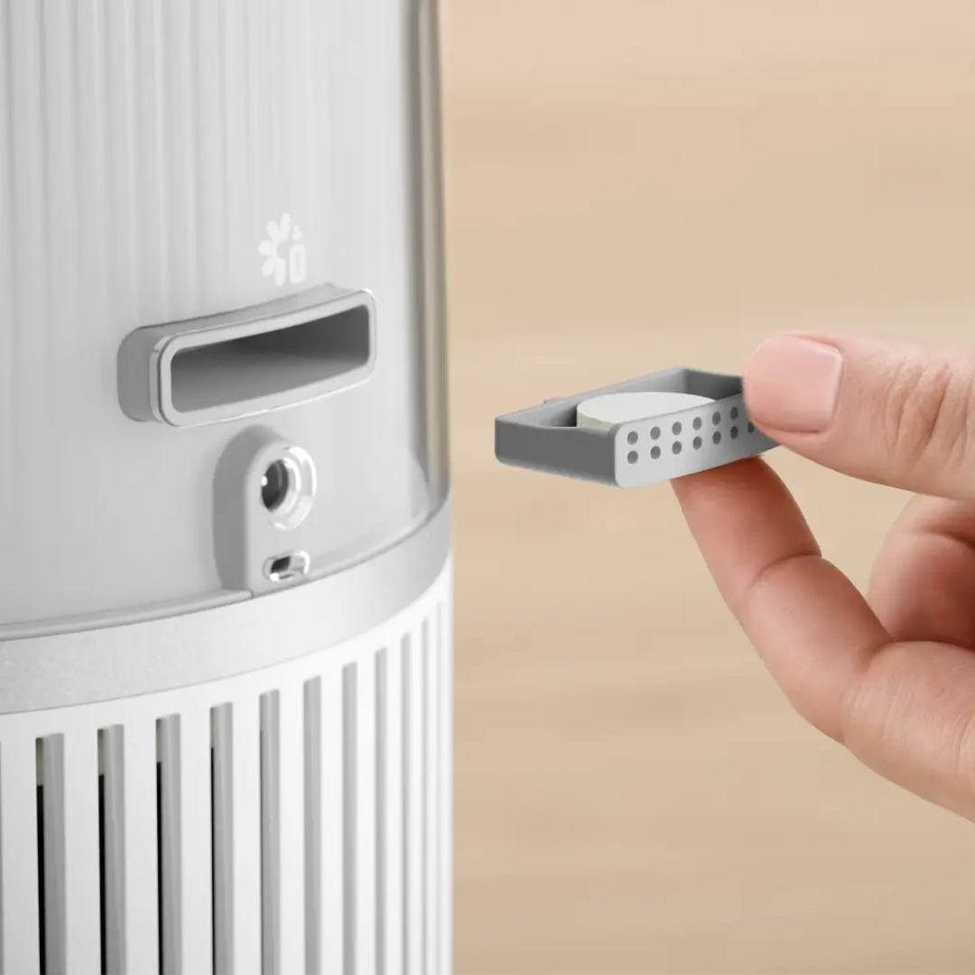 Respira la diferencia con el humidificador Philips Serie 5000, dise&ntilde;ado para aportar confort y bienestar en tu hogar. Con una capacidad de humidificaci&oacute;n de 400 ml/h, es eficaz en estancias de hasta 56 m&sup2;, ofreciendo hasta 37 horas de funcionamiento continuo.

Su avanzada tecnolog&iacute;a NanoCloud humidifica el aire de forma higi&eacute;nica, reduciendo hasta en un 99 % la propagaci&oacute;n de bacterias, sin dejar polvo blanco ni manchas de humedad en muebles o suelos. Ideal para dormitorios, incluso para beb&eacute;s y ni&ntilde;os.

Incluye funciones pr&aacute;cticas como el modo QuickDry para un secado r&aacute;pido del filtro, aromaterapia con aceites esenciales, e iluminaci&oacute;n ambiental personalizable para crear el ambiente perfecto.

El modo de sue&ntilde;o silencioso [m&aacute;x. 12 dB(A)] y la luz nocturna garantizan un descanso reparador, mientras que el control inteligente mediante la aplicaci&oacute;n Air+ te permite gestionar el dispositivo con facilidad.

Con un dep&oacute;sito de llenado superior y lateral, bajo consumo energ&eacute;tico y dise&ntilde;o pensado para el d&iacute;a a d&iacute;a, este humidificador es la soluci&oacute;n ideal para mantener un aire sano y equilibrado en tu hogar.