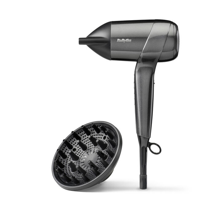 SECADOR TITANIUM SHINE
LIGERO. SUPERR&Aacute;PIDO. COMPACTO 
✓ Secado ultrarr&aacute;pido
Equipado con un motor digital de alta velocidad, ofrece un flujo de aire 
concentrado que seca el cabello de forma r&aacute;pida y precisa, reduciendo 
el tiempo de peinado sin comprometer el acabado
✓ Dise&ntilde;o compacto y c&oacute;modo
Su estructura ligera, equilibrada y ergon&oacute;mica permite un manejo 
c&oacute;modo y sin esfuerzo, ideal para un peinado suave y controlado
✓ Peinado personalizado
Con 3 ajustes de temperatura y 3 velocidades, m&aacute;s un bot&oacute;n de aire fr&iacute;o, 
puedes adaptar el secado al tipo de cabello y al estilo que desees: liso, 
con volumen o natural
✓ Control i&oacute;nico antiencrespamiento
La tecnolog&iacute;a i&oacute;nica avanzada controla el frizz, elimina la electricidad 
est&aacute;tica y potencia el brillo, dejando el cabello suave, brillante y sedoso 
tras su uso.
✓ Rizos naturales definidos
Incluye un difusor especial para rizos, que realza la textura natural y 
ayuda a conseguir unos rizos definidos, con volumen y sin 
encrespamiento.
R&Aacute;PIDO. RADIANTE. CON ESTILO.

PLANCHA TITANIUM SHINE
Alisado sin esfuerzo
Sus placas con recubrimiento de cer&aacute;mica con titanio se deslizan 
suavemente por el cabello, garantizando un peinado sin tirones y 
un acabado pulido, liso y brillante en cada pasada.
Control digital de temperatura
Con 5 ajustes digitales de calor (150 &deg;C, 170 &deg;C, 190 &deg;C, 210 &deg;C y 
230 &deg;C), puedes personalizar la temperatura seg&uacute;n el tipo de 
cabello y estilo deseado, desde el m&aacute;s fino y delicado hasta el m&aacute;s 
grueso y dif&iacute;cil de alisar.
Rendimiento profesional
Gracias al sistema de calentamiento Advanced Ceramics , la 
plancha se calienta de forma ultra r&aacute;pida y mantiene una 
temperatura constante en cada pasada para obtener resultados 
suaves, duraderos y uniformes.
Acabado sin encrespamiento
Su sistema i&oacute;nico incorporado controla el frizz y los cabellos sueltos, 
garantizando una melena suave, sedosa y con un brillo.