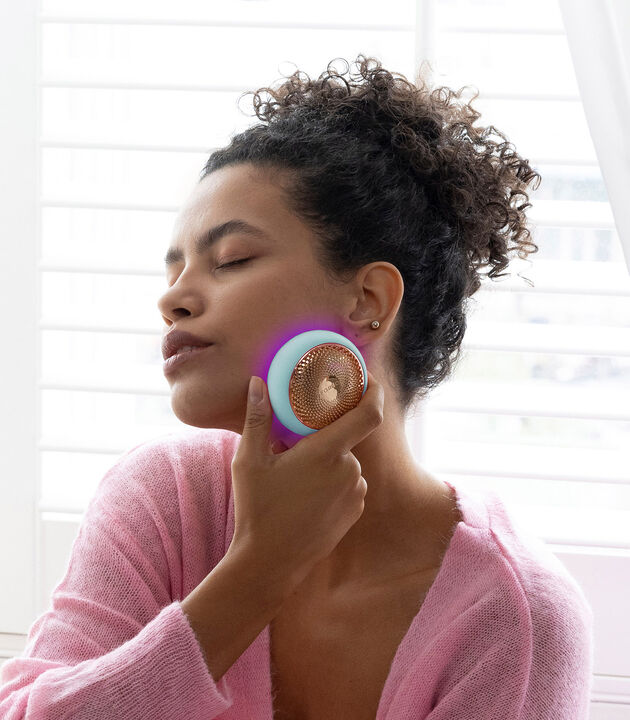 Un dispositivo de fototerapia antiedad de 2 min. para infusi&oacute;n de productos con fr&iacute;o, calor, masajeador facial T-Sonic y luz LED de espectro completo. Trae 22 rutinas preprogramadas de mascarillas, con 8 preconfiguradas.