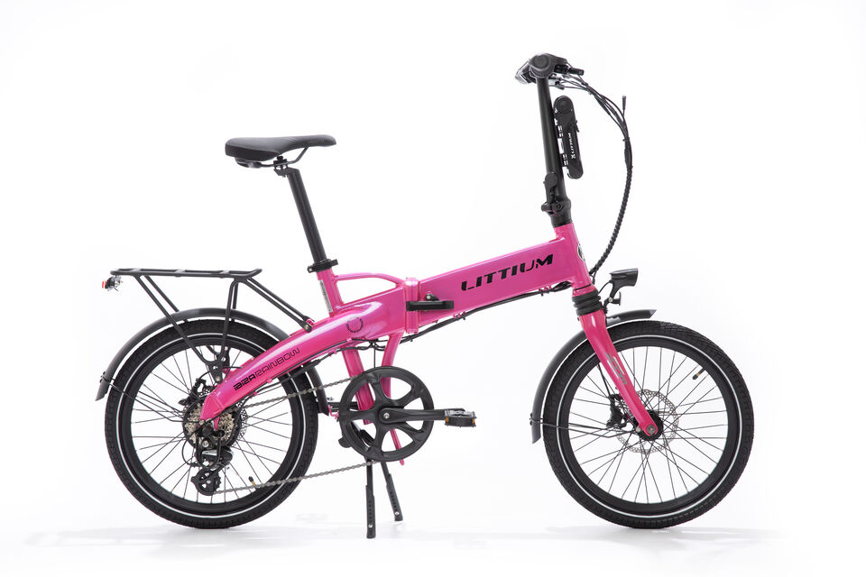 <p class="p3">Bicicleta el&eacute;ctrica urbana plegable equipada con un motor brushless de asistencia al pedaleo hasta 25km/h, con ruedas de <span class="s1">2</span>0"<span class="s2">.</span></p>
<p class="p5">Recomendada para un uso urbano e interurbano, de oc<span class="s3">i</span>o, de paseo, uso tur&iacute;stico y como medio de transporte.</p>
<p class="p7">Al ser plegable su uso diario permite transportarla con mayor facilidad y combinarla con transporte p&uacute;blico<span class="s4">: </span>l&iacute;neas de autobus urbano e interurbano, cercan&iacute;as, etc.</p>
<p class="p8">Dirigida a los m&aacute;s urbanitas, con sentido pr&aacute;ctico y preopaci&oacute;n por el medio ambiente y la salud.</p>
<p class="p8"></p>
<p class="p8"><strong>ESPECIFICACIONES T&Eacute;CNICAS:</strong></p>
<p class="p8"><strong>CUADRO</strong></p>
<p>Cuadro plegable y componentes construidos en aluminio ligero Al6061. Robustez m&aacute;xima y peso reducido. La bater&iacute;a queda oculta dentro del cuadro. Cierre de seguridad en la parte inferior para bloquear la apertura.</p>
<p><strong>MOTOR</strong></p>
<p>Brushless by Littium de 250W y 55Nm, la m&aacute;xima potencia permitida por la normativa europea EN15194 para bicicletas el&eacute;ctricas. Sin escobillas ni rozamiento. Sin calentamiento ni desgaste. Certificado estanqueidad IP63.</p>
<p><strong>BATER&Iacute;A</strong></p>
<p>Bater&iacute;a Samsung extra&iacute;ble de LI-ION de litio 36V de 10.4Ah hasta 70km de autonom&iacute;a y hasta 100km con bateria de 14Ah y una vida &uacute;til de entre 700 y 1.000 ciclos de carga.</p>
<p><strong>DISPLAY</strong></p>
<p>Pantalla TFT 2,2" full color.</p>
<p><strong>CARGADOR</strong></p>
<p>Carga ultrarr&aacute;pida en 4,5 horas</p>
<p><strong>RUEDAS</strong></p>
<p>Llantas reforzadas de 20&rdquo; y neum&aacute;ticos Kenda 20&rdquo; x 1.95 con banda reflectante.</p>
<p><strong>FRENOS</strong></p>
<p>Frenos hidr&aacute;ulicos ZOOM</p>
<p><strong>CAMBIO</strong></p>
<p>Shimano 7 velocidades REVO SHIFT con patilla Shimano altus + protector</p>
<p><strong>SUSPENSI&Oacute;N</strong></p>
<p>Amortiguador delantero ZOOM, absorbe las irregularidades del terreno.</p>
<p><strong>SILL&Iacute;N</strong></p>
<p>Ergon&oacute;mico Selle Royal unisex modelo Viento.</p>
<p><strong>EQUIPAMIENTO</strong></p>
<ul>
<li>Portabultos trasero MIK de aluminio.</li>
<li>Incorpora guardabarros, luces LED y timbre.</li>
<li>Incluye candado seguridad nivel 8 y cerradura antirrobo en la bater&iacute;a.</li>
<li>Cintas de velcro para la sujeci&oacute;n del cuadro y manillar plegado.</li>
<li>Pedales.</li>
<li>Multiherramienta.</li>
<li>Dos llaves seguridad bater&iacute;a.</li>
<li>Bolsita con manual + llavero + certificaci&oacute;n.</li>
</ul>
<p><strong>MEDIDAS Y PESO</strong></p>
<ul>
<li>Configurable para todo tipo de usuarios desde 1,50m a 2m</li>
<li>Tama&ntilde;o: 156cm x 64cm x 114cm</li>
<li>Tama&ntilde;o plegada: 91cm x 75cm x 38cm</li>
<li>Peso: 21kg</li>
</ul>
<p><strong>Servicio t&eacute;cnico propio con asistencia puerta a puerta.</strong></p>
<p class="p8"></p>