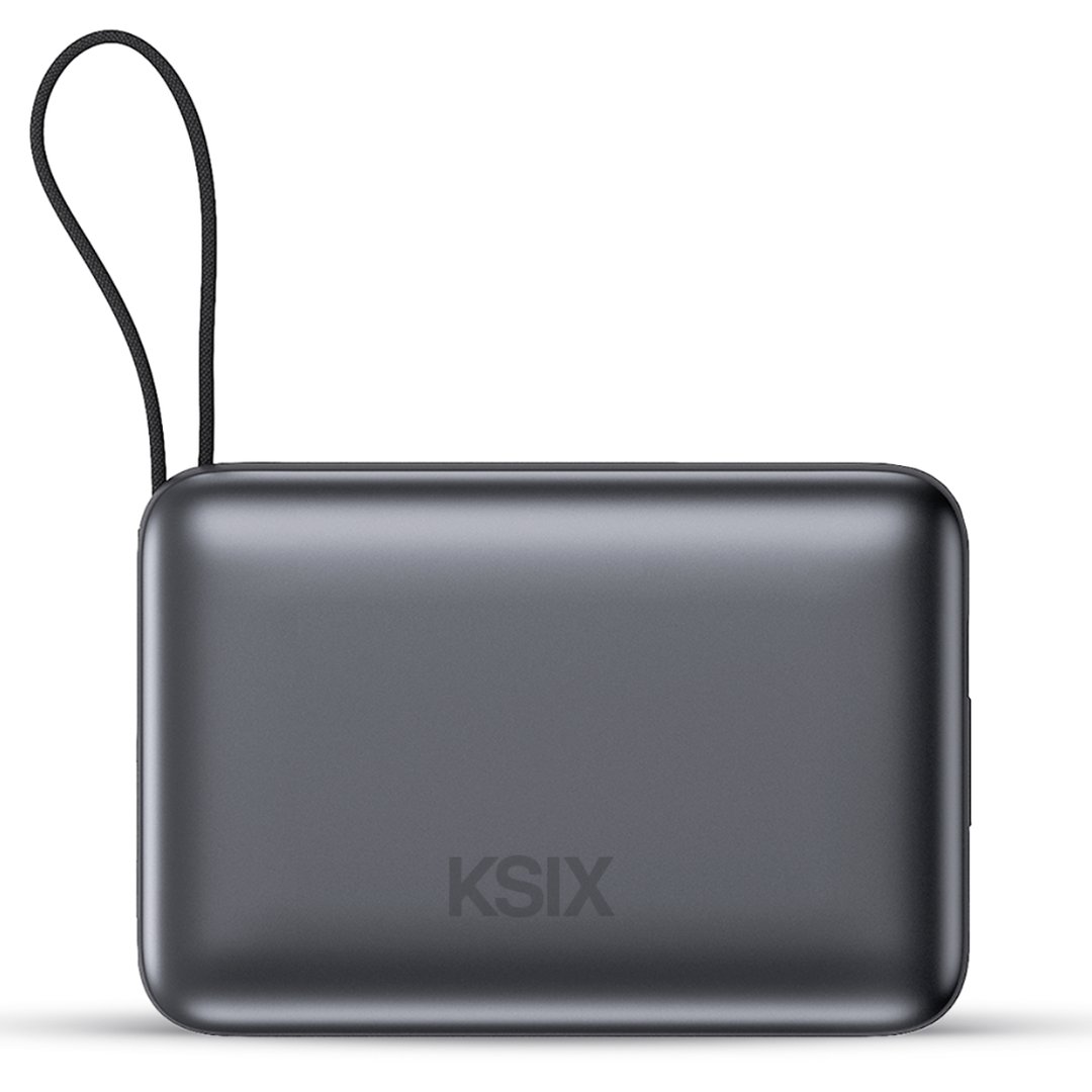 La power bank KSIX de 20.000 mAh es la opci&oacute;n ideal para aquellos que necesitan una carga potente y eficiente en cualquier momento. Con una potencia de salida de hasta 22,5 W y compatibilidad con la tecnolog&iacute;a de carga r&aacute;pida Power Delivery 3.0, garantiza una carga veloz y segura para smartphones, tablets y otros dispositivos. Su dise&ntilde;o incorpora cables USB-C y Lightning integrados, eliminando la necesidad de llevar cables adicionales.