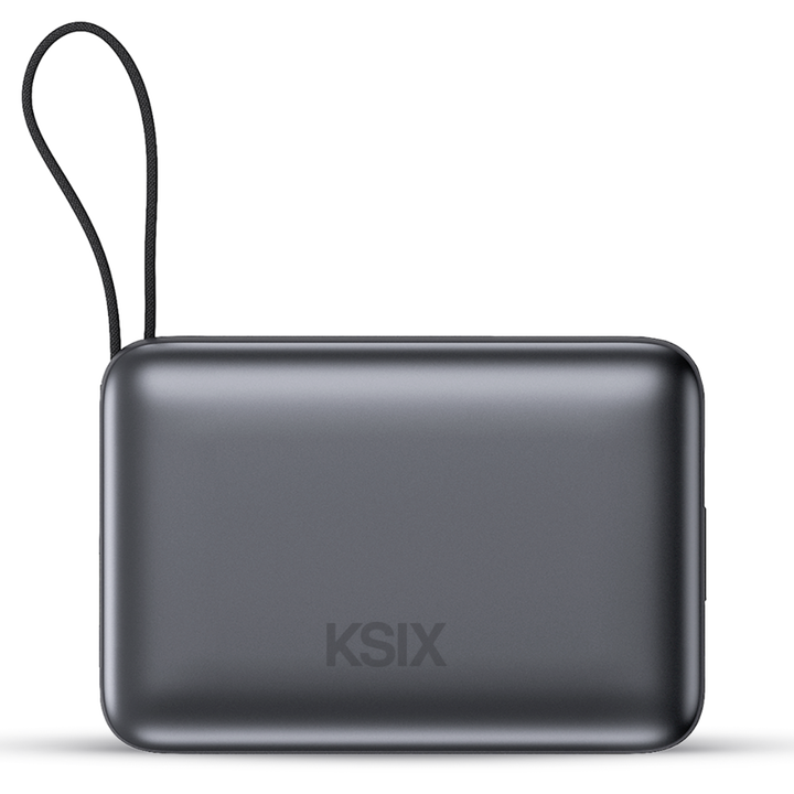 La power bank KSIX de 20.000 mAh es la opci&oacute;n ideal para aquellos que necesitan una carga potente y eficiente en cualquier momento. Con una potencia de salida de hasta 22,5 W y compatibilidad con la tecnolog&iacute;a de carga r&aacute;pida Power Delivery 3.0, garantiza una carga veloz y segura para smartphones, tablets y otros dispositivos. Su dise&ntilde;o incorpora cables USB-C y Lightning integrados, eliminando la necesidad de llevar cables adicionales.