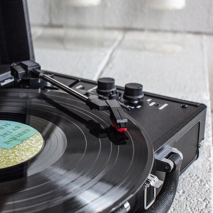 El tocadiscos Bluetooth Journey+ de Victrola combina el dise&ntilde;o cl&aacute;sico de la plataforma giratoria port&aacute;til con un mont&oacute;n de caracter&iacute;sticas nuevas. La conectividad Bluetooth dual le permite transmitir sus discos de vinilo favoritos a cualquier altavoz Bluetooth externo, o transmitir msica desde un dispositivo inteligente a trav&eacute;s de los altavoces est&eacute;reo incorporados, para que pueda hacer realmente suya su experiencia auditiva. El tocadiscos de 3 velocidades reproduce todos los discos de 33 1/3, 45 y 78 RPM, o conecta tu par de auriculares favoritos. El Journey+ est&aacute; equipado con un asa f&aacute;cil de transportar, y su dise&ntilde;o port&aacute;til significa que puedes llevar tus canciones a donde sea, para tener recuerdos musicales duraderos dondequiera que est&eacute;s. &iexcl;Incluye un soporte para discos Victrola Bridge a juego para un f&aacute;cil almacenamiento de vinilo!