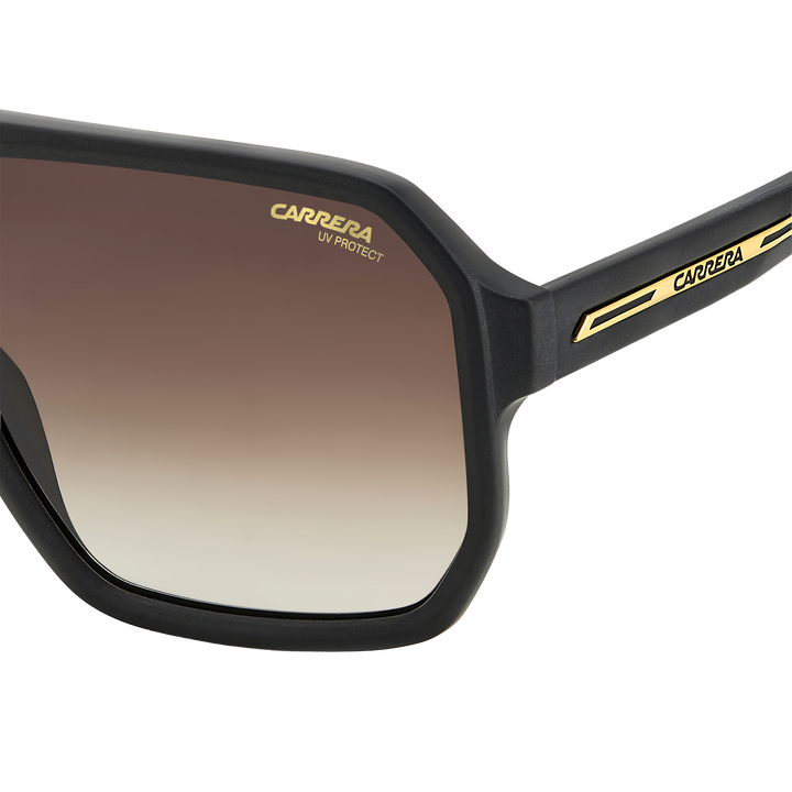 Carrera sigue abriendo caminos en el mundo de las gafas: estas gafas de sol tiran del legado de la marca mientras avanzan. Hechas en Italia, la calidad absoluta no va a pasar desapercibida. La montura exhibe el adorno de la &lsquo;C&rsquo; de la marca con una bandera de Carrera en el doble puente, situado en horizontal para celebrar el logotipo de la victoria.