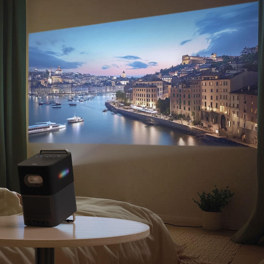 Transforma cualquier espacio en un espectacular cine en casa con el TCL Projector A1s. Con 600 ISO Lumens de brillo y resolución 1080p FHD, disfruta de imágenes claras, brillantes y vibrantes de hasta 150"", perfectas para noches de película, gaming o clases en línea en ambientes con poca luz.

Entretenimiento sin límites
Gracias a Google TV y certificación Netflix, accede a más de 10,000 apps como Amazon Prime Video, YouTube, Disney+ y Google Play, con contenido ilimitado a tu alcance y una experiencia de visualización excepcional.

Sonido inmersivo y potente
Siente cada detalle con los altavoces duales de 8W, diseñados para ofrecer un audio cristalino y envolvente, ideal para películas, series y videojuegos.

Diseño portátil e inteligente
Lleva tu entretenimiento a cualquier lugar con su ligero cuerpo de 2.57 kg y mango VersaGrip que funciona también como soporte ajustable en ángulo de 15°. Además, su modo Bluetooth permite usarlo como bocina con luces pulsantes al ritmo de la música.

Tecnología de proyección inteligente

Auto Focus: enfoque automático para imágenes nítidas al instante.

Auto Keystone & Screen-In: ajuste de imagen automático para siempre proyectar de forma perfecta.

Detección de obstáculos: seguridad y comodidad sin interrupciones.

Conectividad completa
Compatible con Wi-Fi 2.4/5G, Bluetooth 5.1, HDMI 2.1, USB 2.0 y salida de audio de 3.5mm. Soporta interacción multi-pantalla vía Chromecast y AirPlay.

Dimensiones y potencia
Compacto y elegante (191.3 × 128.1 × 263.6 mm), con consumo eficiente de 120W, proyector silencioso (≤30dB) y resistente.

Con el TCL Projector A1s, cada película, juego y presentación se convierte en una experiencia realista, envolvente y memorable.