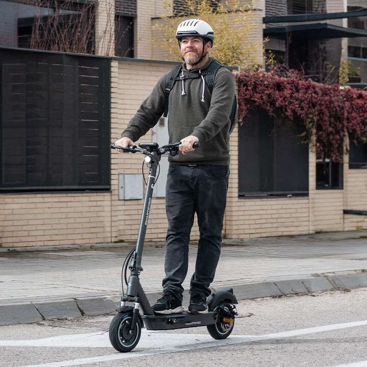 Patinete eléctrico certificado para adultos con una potencia máxima de 800W 48V, batería de litio de 13.000 mAh con el que podrás tener hasta 50 km con una sola carga.